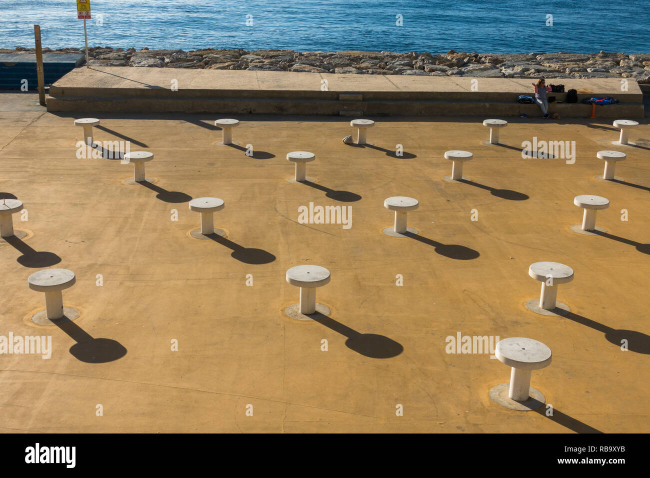 Le rocher de Gibraltar. Tables vides à El Quarry Bay Beach Camp/, Gibraltar. L'Europe. Banque D'Images