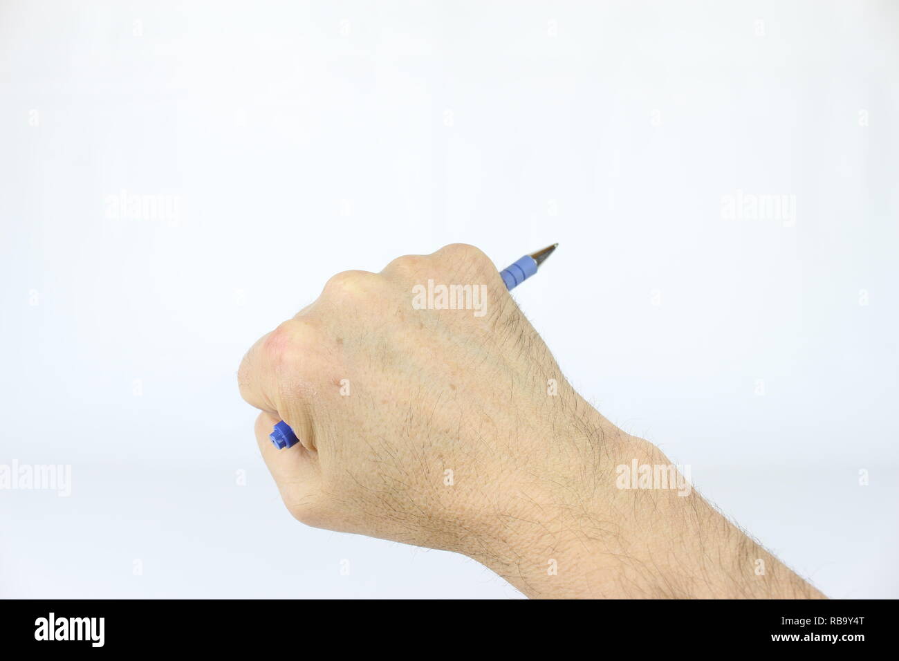 La main droite, d'un homme, est titulaire d'un objet commun, un stylo. Banque D'Images