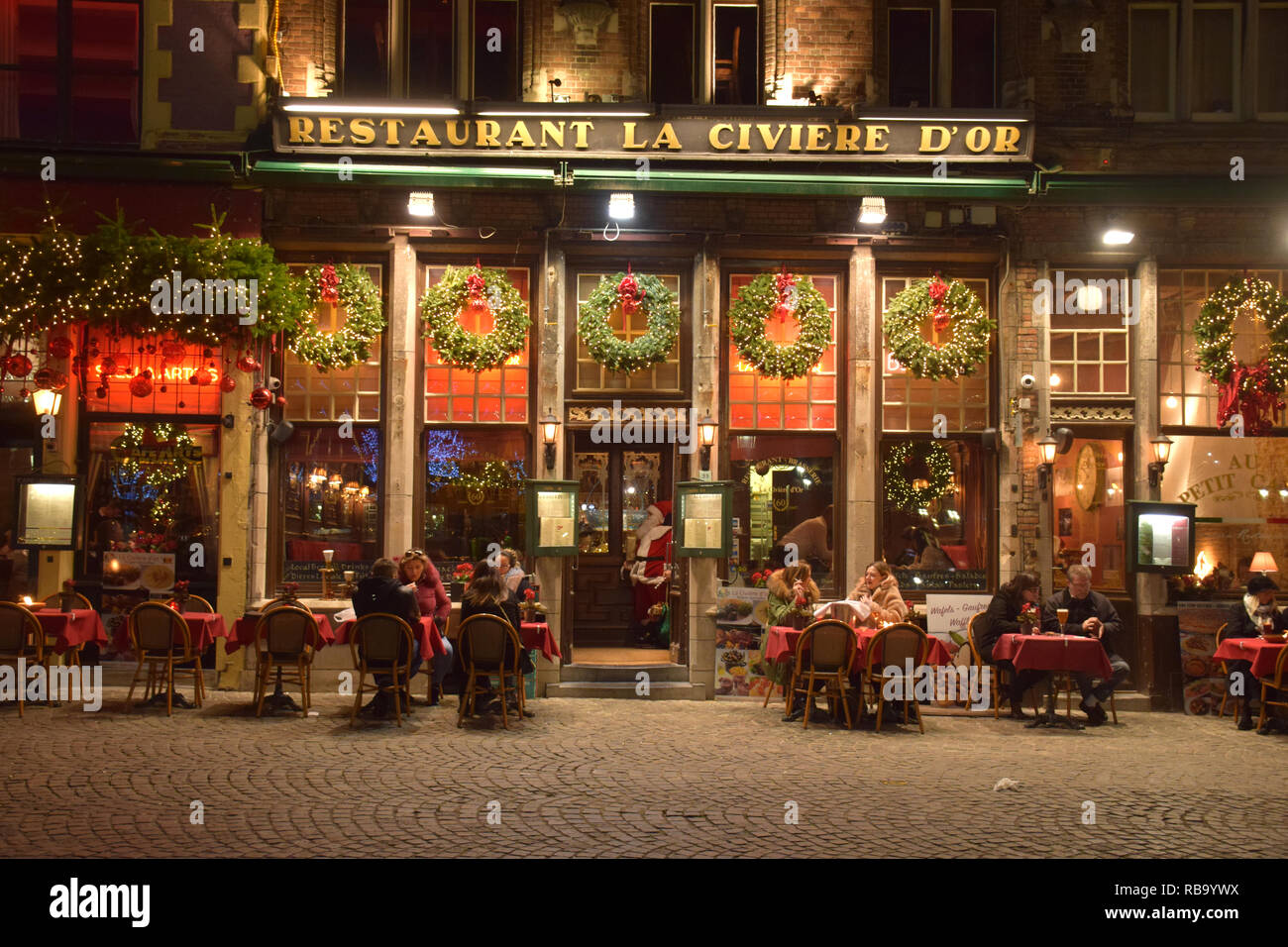 Restaurants dans le Markt, Bruges, Belgique, Décembre 2018 Banque D'Images