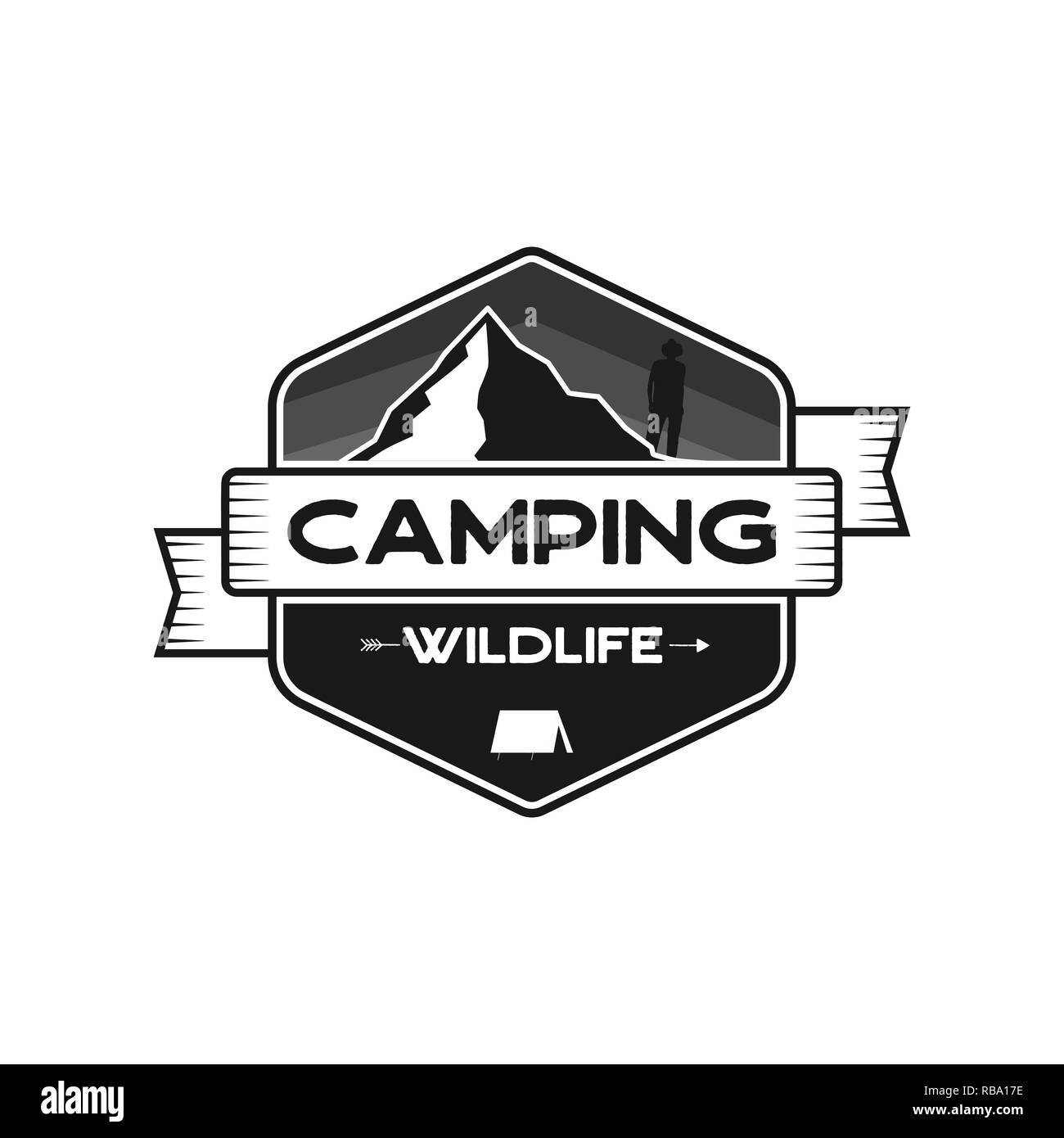 La faune Camping Badge. Emblème d'aventure en montagne en silhouette style rétro. Avec les montagnes et randonneur, camping-homme. Logo de voyage, patch. Vecteur Stock randonnées label isolé sur fond blanc Illustration de Vecteur