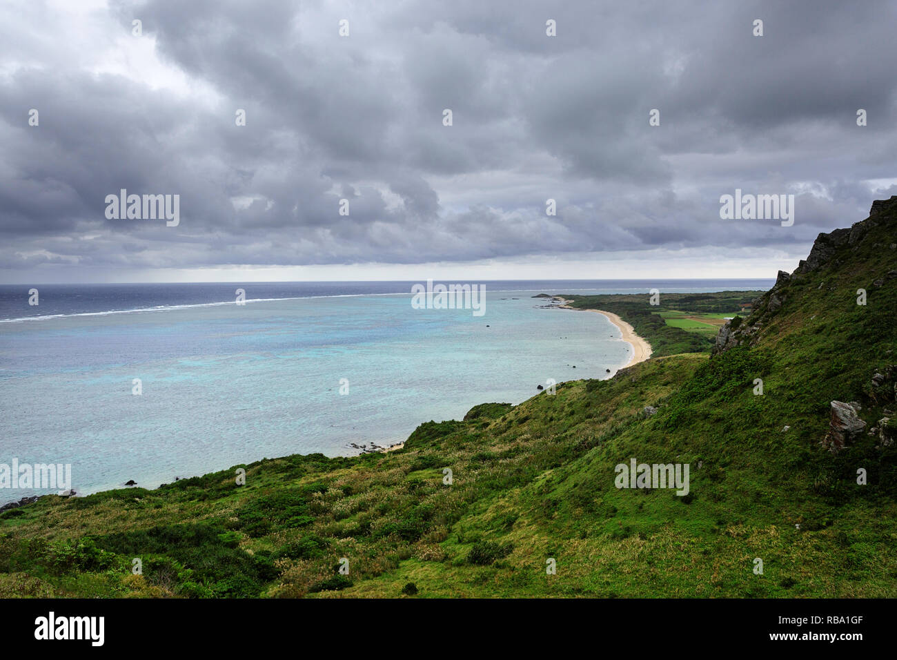 Vue générale de la côte au Cap Hirakubo-saki sur Ishigaki Island dans la préfecture d'Okinawa, Japon Banque D'Images