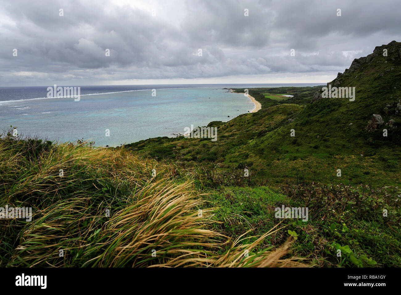 Vue générale de la côte au Cap Hirakubo-saki sur Ishigaki Island dans la préfecture d'Okinawa, Japon Banque D'Images