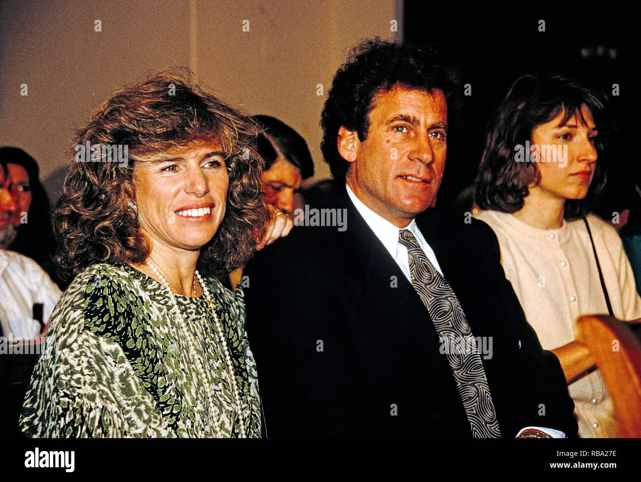 Elizabeth Glaser, gauche, épouse de l'acteur et réalisateur Paul Michael Glaser, droite, attend de témoigner lors d'une audience devant le Sida pédiatrique United States House Budget Committee's Task Force on Human Resources sur la colline du Capitole à Washington, DC, le 13 mars 1990. Elizabeth Glaser a contracté le virus du sida après avoir reçu une transfusion de sang contaminé par le VIH en 1981 tout en donnant naissance, par la suite d'infecter les deux de ses enfants. L'un de leurs enfants, fille d'Ariel, est mort en 1988 de la maladie. Mme Glaser a succombé à la maladie le 3 décembre 1994. Credit : Howard Sachs / CNP /Moi Banque D'Images
