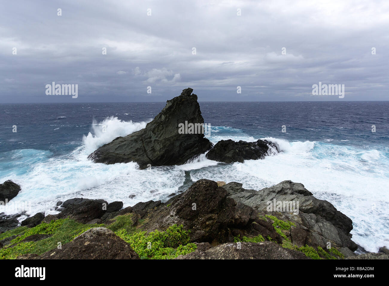 L'état de la mer sur la côte sauvage à Uganzaki dans le phare de l'Île Ishigaki, Japon Okinawa Banque D'Images