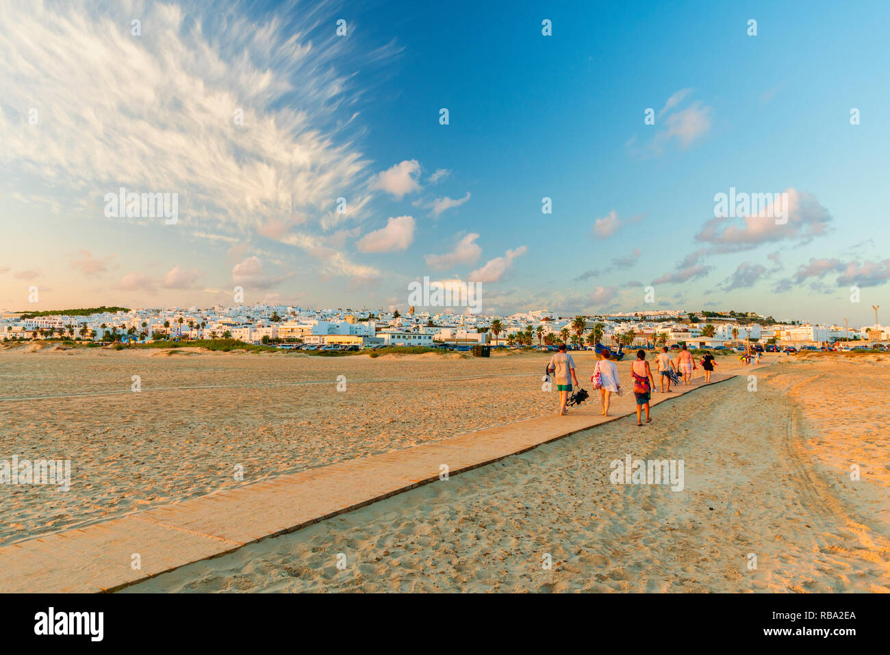 Les touristes dans le passage libre à la plage de Playa de Roche, Conil de la Frontera, Costa de la Luz, Cadiz Province, Andalusia, Spain Banque D'Images