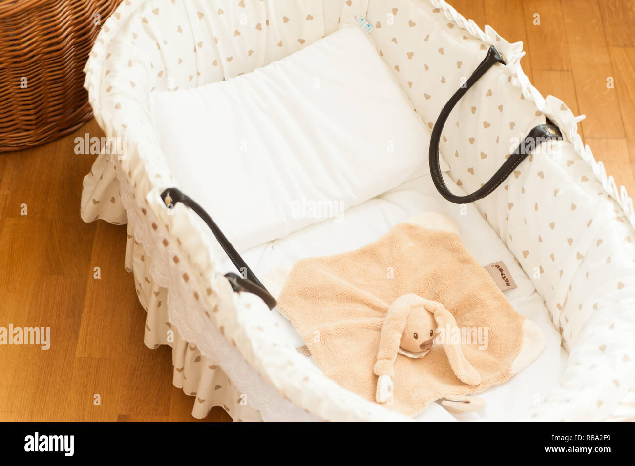 Vue De Dessus De Lit Bebe Avec Un Drap Blanc Et Teddy A L Interieur A L Interieur De La Maison En Bois Chaleureux Photo Stock Alamy
