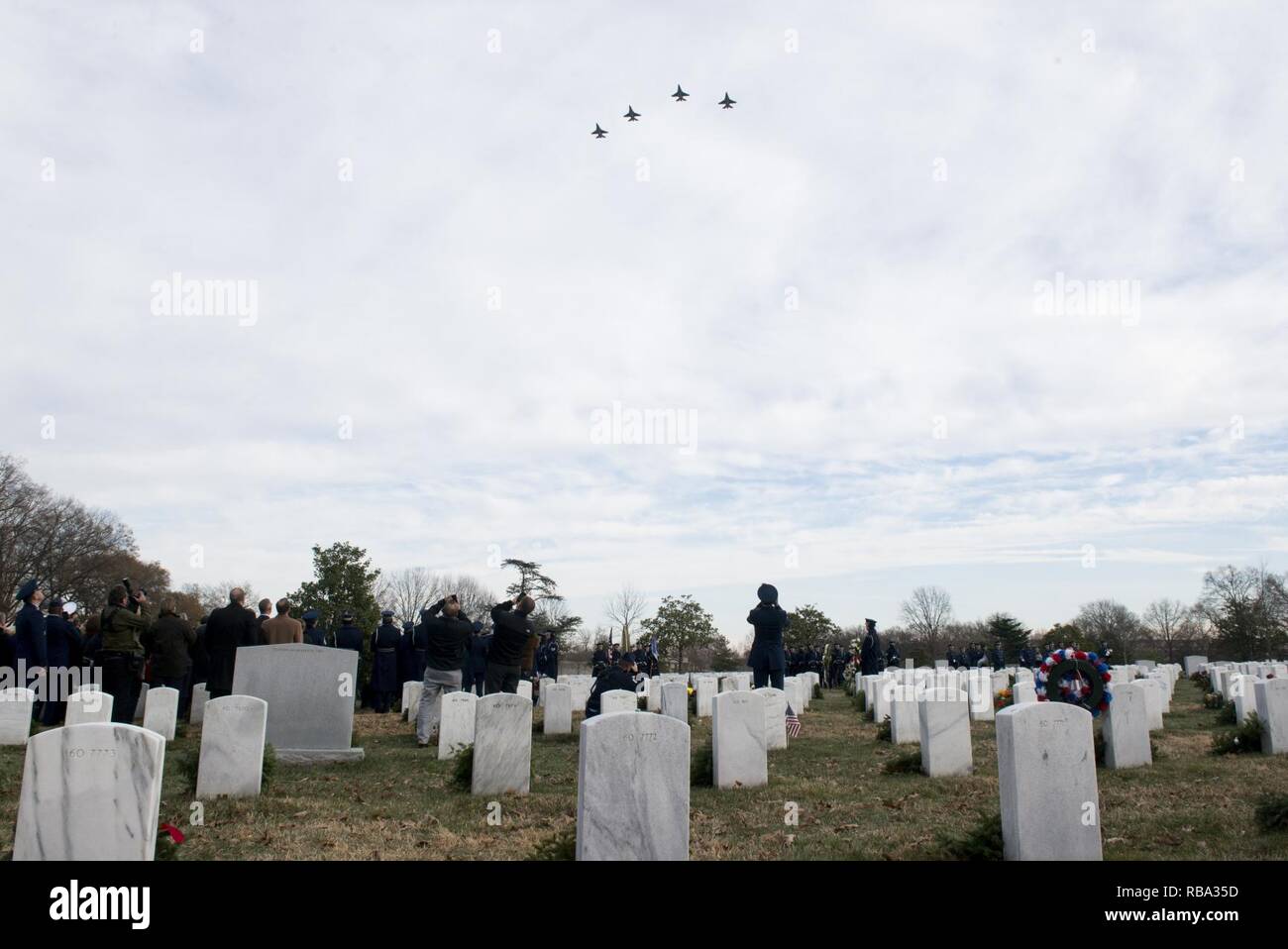 F-16s effectuer un survol au-dessus de l'article 60 de Arlington National Cemetery, au cours de l'enterrement de service U.S. Air Force Le Major Troy "Trojan" Gilbert, le 19 décembre 2016, à Arlington, Va. Gilbert's F-16 s'est écrasé le 27 novembre 2006. Après l'accident, les forces américaines d'ADN récupérés qui ont fourni suffisamment de données pour identifier de façon Gilbert. Ses funérailles, avec tous les honneurs, suivi le 11 décembre 2006, au cimetière national d'Arlington. En septembre 2012, d'autres, mais reste très limité, ont été retrouvés et enterrés au cours d'un deuxième service le 11 décembre 2013. Plus tôt cette année, la majorité d'hi Banque D'Images