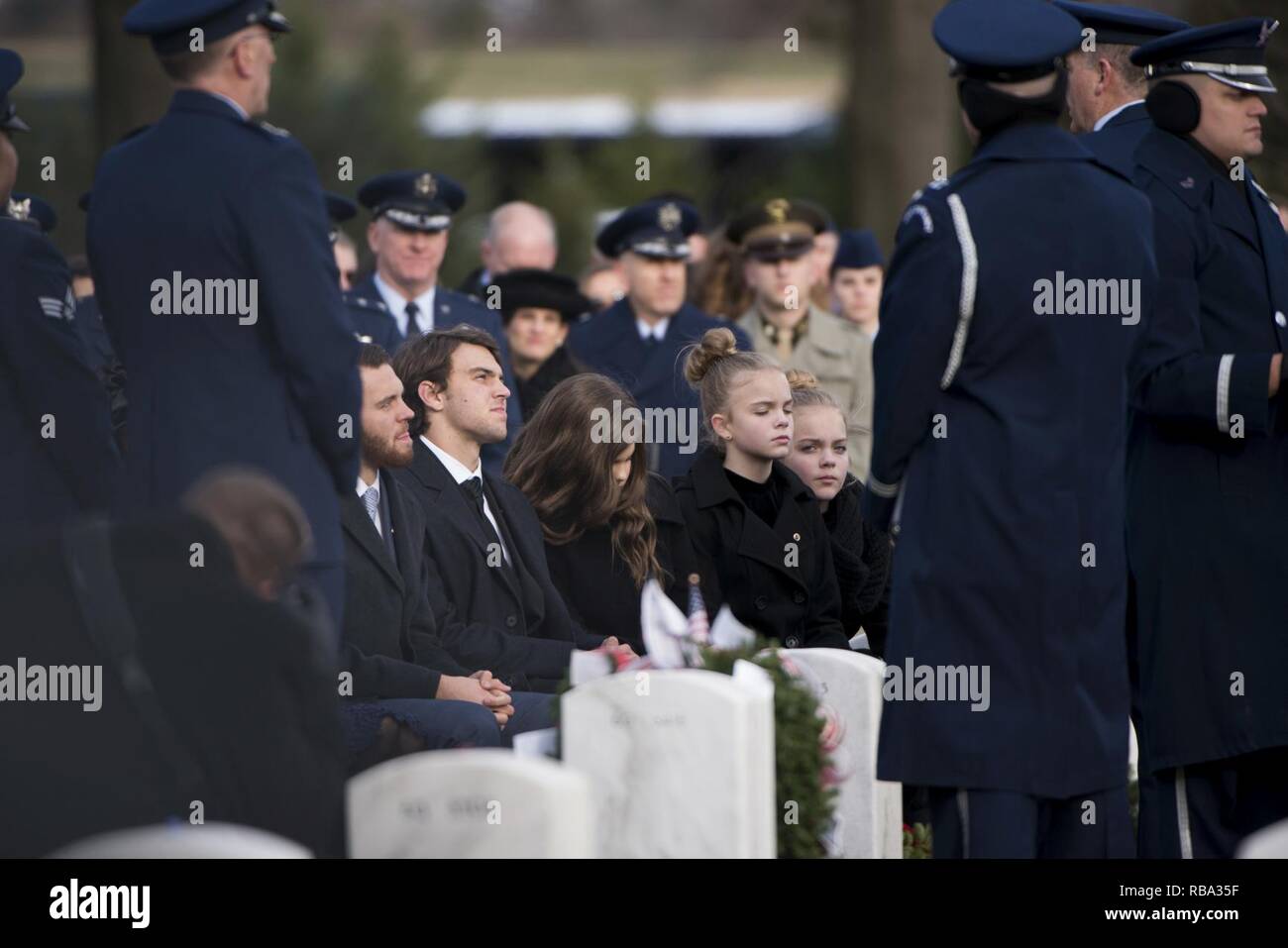 Le Major de l'US Air Force Troy "Trojan" Gilbert's cinq enfants assister à son service à la section 60 du Cimetière National d'Arlington, le 19 décembre 2016, à Arlington, Va. Gilbert's F-16 s'est écrasé le 27 novembre 2006. Après l'accident, les forces américaines d'ADN récupérés qui ont fourni suffisamment de données pour identifier de façon Gilbert. Ses funérailles, avec tous les honneurs, suivi le 11 décembre 2006, au cimetière national d'Arlington. En septembre 2012, d'autres, mais reste très limité, ont été retrouvés et enterrés au cours d'un deuxième service le 11 décembre 2013. Plus tôt cette année, la majorité de ses restes ont été r Banque D'Images