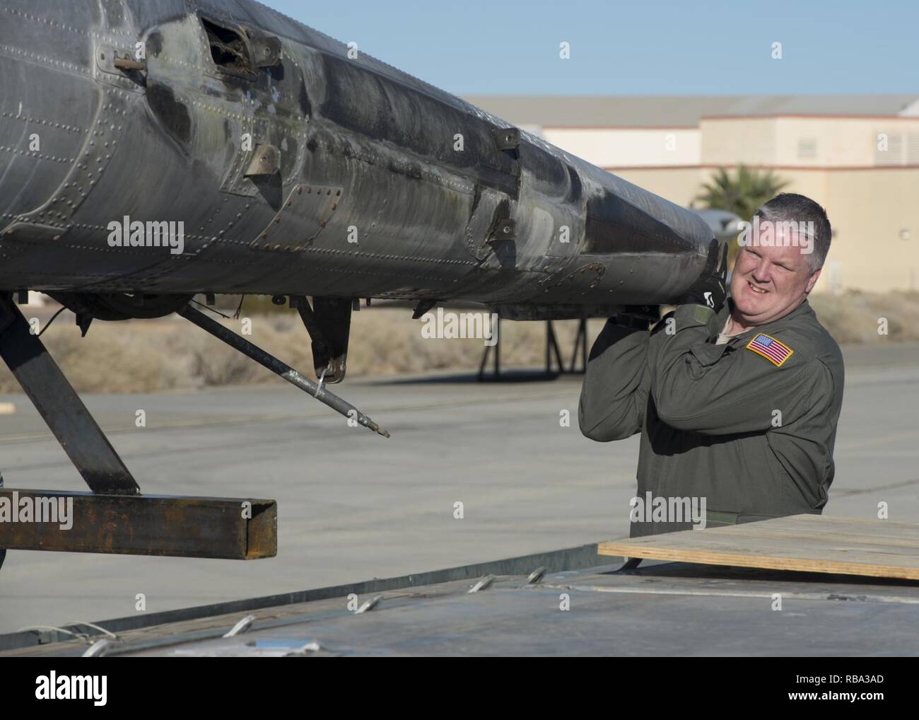 Le sergent-chef. Paul Adkins, 709ème escadron de transport aérien l'arrimeur, ascenseurs une queue-boom de la Fairchild C-119B Flying Boxcar # 48-0352 "suis peuvent co spécial" lors d'une mission pour l'amener au Musée de l'Air Mobility Command via un C-5M Super Galaxy Décembre 17, 2016 L'avion, à Edwards Air Force Base, Californie C-119 sont une double queue-bondi cargo). Banque D'Images Le sergent-chef. Paul Adkins, 709ème escadron de transport aérien l'arrimeur, ascenseurs une queue-boom de la Fairchild C-119B Flying Boxcar # 48-0352 "suis peuvent co spécial" lors d'une mission pour l'amener au Musée de l'Air Mobility Command via un C-5M Super Galaxy Décembre 17, 2016 L'avion, à Edwards Air Force Base, Californie C-119 sont une double queue-bondi cargo). Banque D'Images