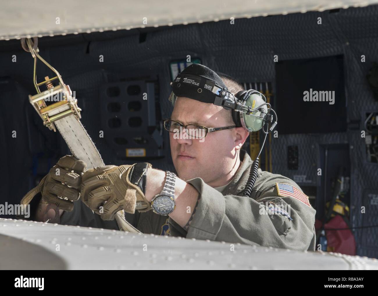 Le sergent-chef. Bryan Muise, 709ème escadron de transport aérien l'arrimeur, sangles sur les ailes du Fairchild C-119B Flying Boxcar # 48-0352 "suis peuvent co spécial" à l'intérieur d'un C-5M Super Galaxy le 19 décembre 2016, à Edwards Air Force Base, Californie Ce C-119 était destiné à être vendu pour la ferraille s'il n'avait pas été secouru par le Musée de l'Air Mobility Command. Banque D'Images Le sergent-chef. Bryan Muise, 709ème escadron de transport aérien l'arrimeur, sangles sur les ailes du Fairchild C-119B Flying Boxcar # 48-0352 "suis peuvent co spécial" à l'intérieur d'un C-5M Super Galaxy le 19 décembre 2016, à Edwards Air Force Base, Californie Ce C-119 était destiné à être vendu pour la ferraille s'il n'avait pas été secouru par le Musée de l'Air Mobility Command. Banque D'Images