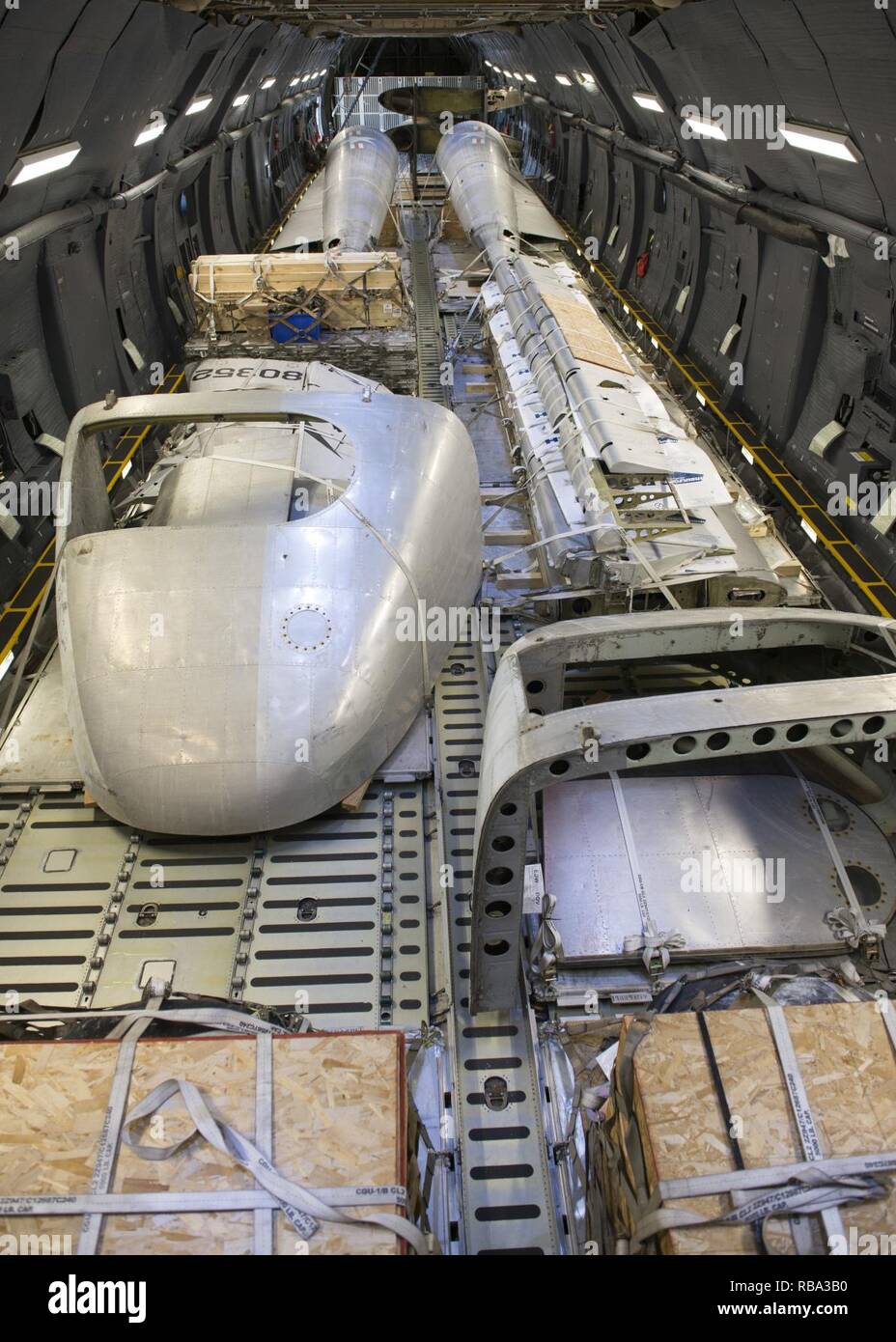 Certaines parties de la Fairchild C-119B Flying Boxcar # 48-0352 "spéciales" peuvent s'asseoir à l'intérieur d'un C-5M Super Galaxy's baie de chargement lors d'une mission à l'amener à l'Air Mobility Command Museum le 19 décembre 2016, à Edwards Air Force Base, en Californie ces avions pesait autour de 23 000 portions de livres. Banque D'Images Certaines parties de la Fairchild C-119B Flying Boxcar # 48-0352 "spéciales" peuvent s'asseoir à l'intérieur d'un C-5M Super Galaxy's baie de chargement lors d'une mission à l'amener à l'Air Mobility Command Museum le 19 décembre 2016, à Edwards Air Force Base, en Californie ces avions pesait autour de 23 000 portions de livres. Banque D'Images