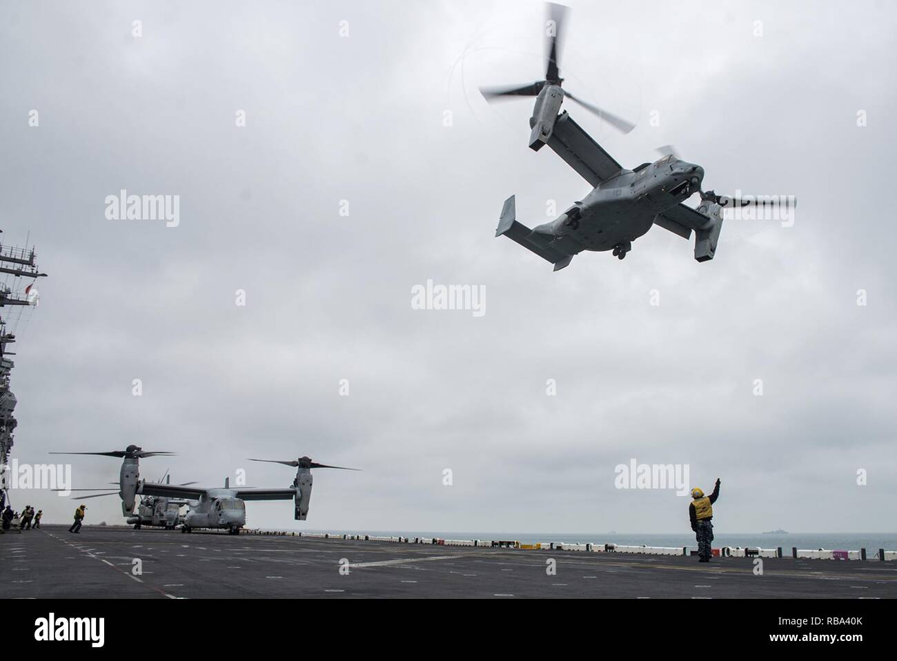 Océan Atlantique (31 déc. 20, 2016) Une MV-22 Osprey à partir de la 22e Marine Expeditionary Unit (MEU) lance depuis la cabine de pilotage du navire d'assaut amphibie USS Wasp LHD (1). Le Wasp est déployé dans le cadre du Wasp du groupe amphibie, qui est de décharger le 22e MEU après un déploiement de six mois dans la flotte des États-Unis 5e et 6e secteurs d'opérations. Banque D'Images
