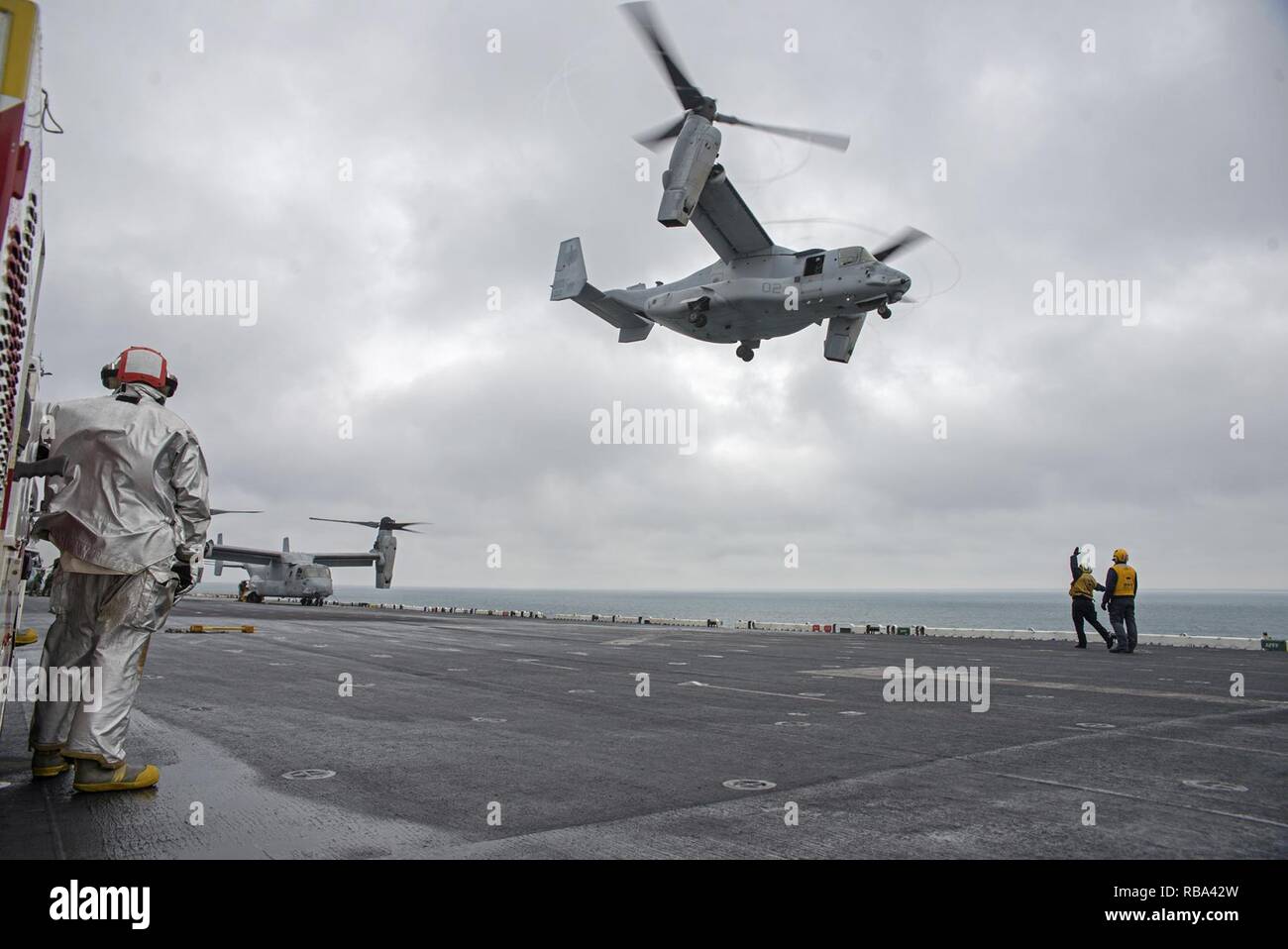 Océan Atlantique (31 déc. 20, 2016) Une MV-22 Osprey à partir de la 22e Marine Expeditionary Unit (MEU) lance depuis la cabine de pilotage du navire d'assaut amphibie USS Wasp LHD (1). Le Wasp est déployé dans le cadre du Wasp du groupe amphibie, qui est de décharger le 22e MEU après un déploiement de six mois dans la flotte des États-Unis 5e et 6e secteurs d'opérations. Banque D'Images