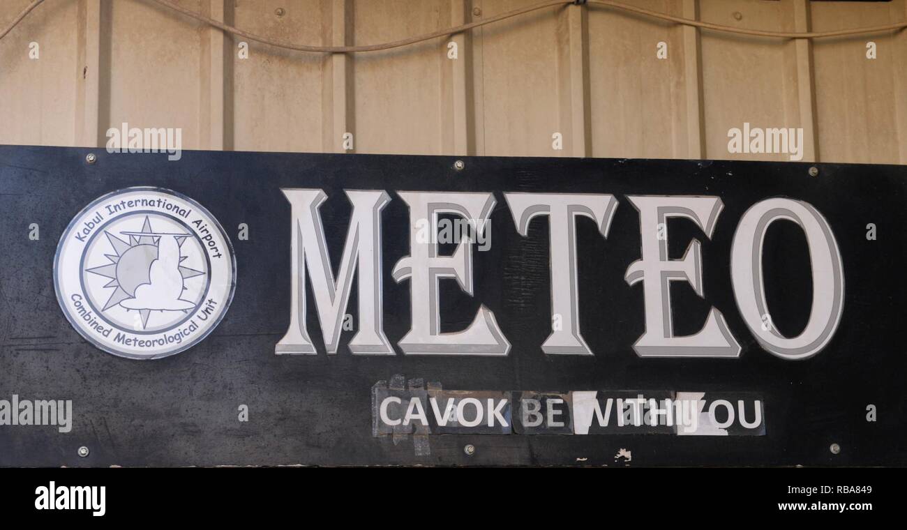 Un signe marque l'entrée du bureau de météorologie de l'OTAN à l'Aéroport International d'Hamid Karzai à Kaboul, Afghanistan, 1 janvier, 2017. Le terme "CAVOK" est un acronyme de météorologie qui fait référence à "plafond et visibilité OK." (l'OTAN Banque D'Images