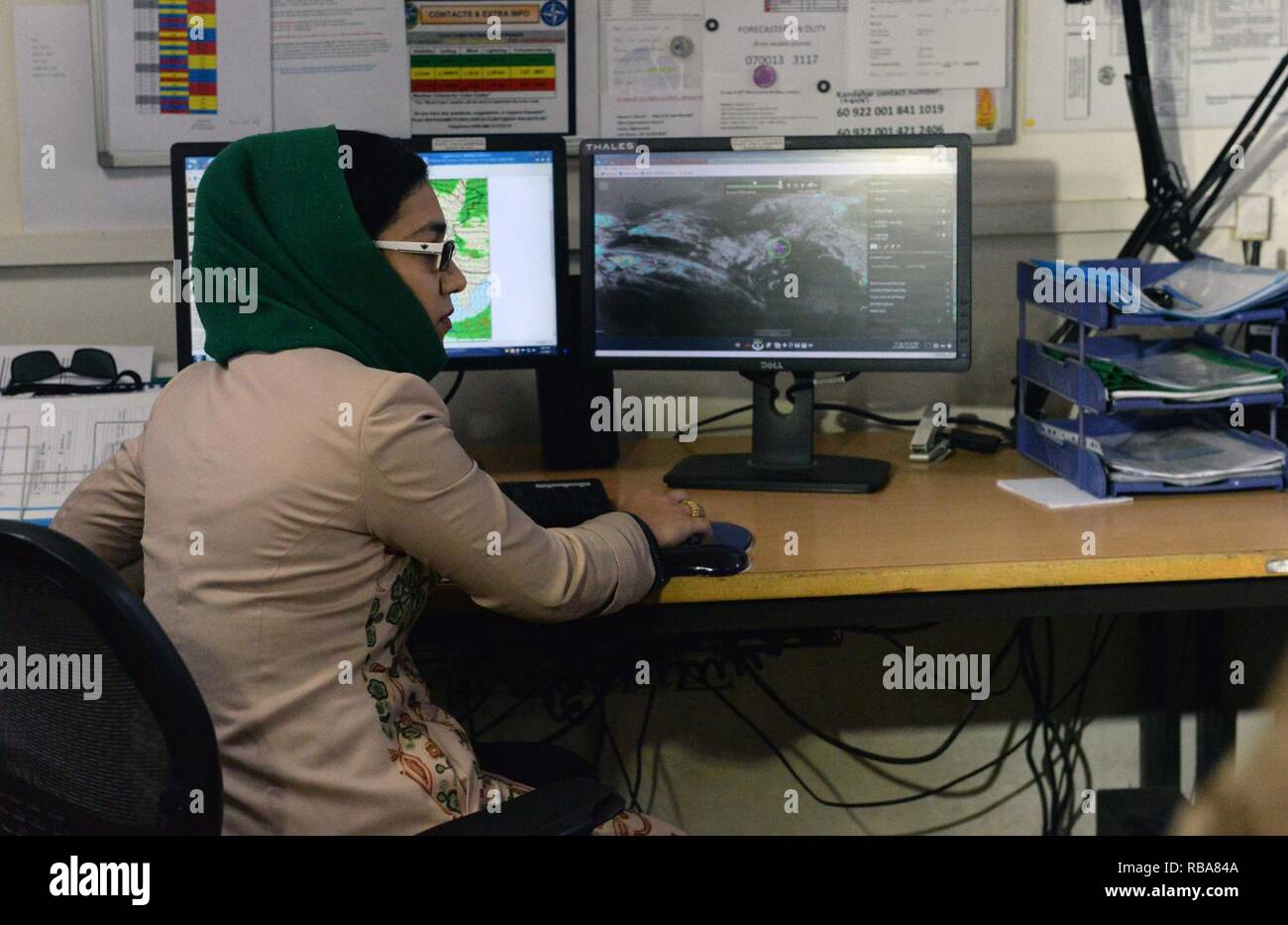 Sadaat Zuhra, météorologue, mans son nouveau poste de travail dans le bureau de météorologie de l'OTAN à l'Aéroport International d'Hamid Karzai à Kaboul, Afghanistan, 1 janvier, 2017. (L'OTAN Banque D'Images