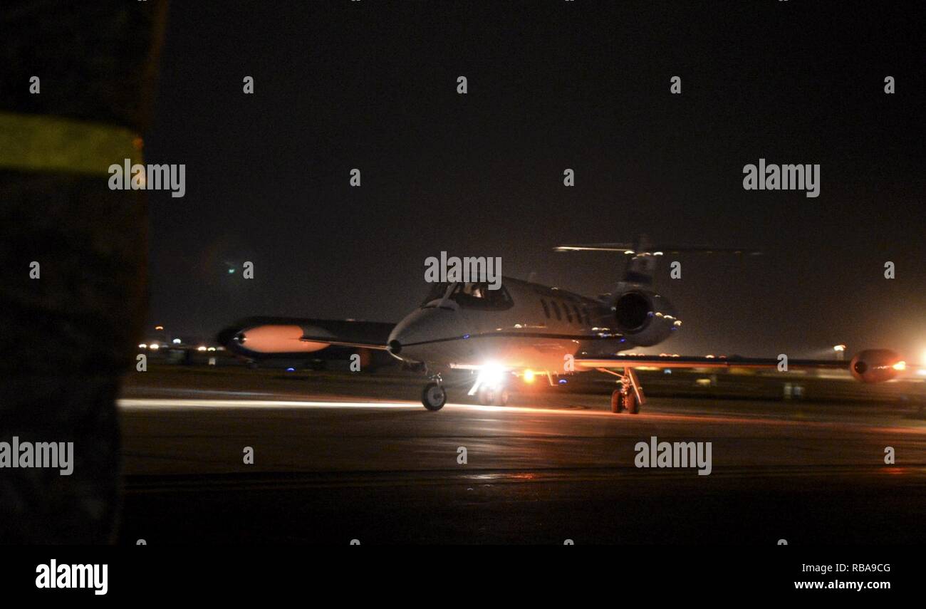 Un C-21 Learjet taxis sur la piste, le 5 janvier 2016, sur RAF Mildenhall, Angleterre. Le jet de l'US Air Force a effectué le Lieutenant-général Richard Clark, commandant de la 3e Air Force, chef de l'US Air Force Master Sgt. Phillip Easton, chef du commandement de l'Armée de l'air 3ème, ainsi que leurs conjoints. Banque D'Images