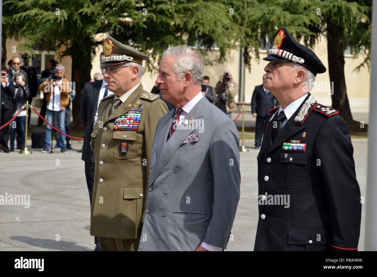 Son Altesse Royale, le Prince Charles, prince de Galles (centre), le général Claudio Graziano, chef d'état-major de l'armée italienne (à gauche) et le Général Tullio Del Sette, Commandant général des carabiniers italiens (à droite), de rendre honneur aux morts, pendant une visite au Centre d'excellence pour les unités de police de stabilité (COESPU) Vicenza, Italie, le 1 avril 2017. Banque D'Images