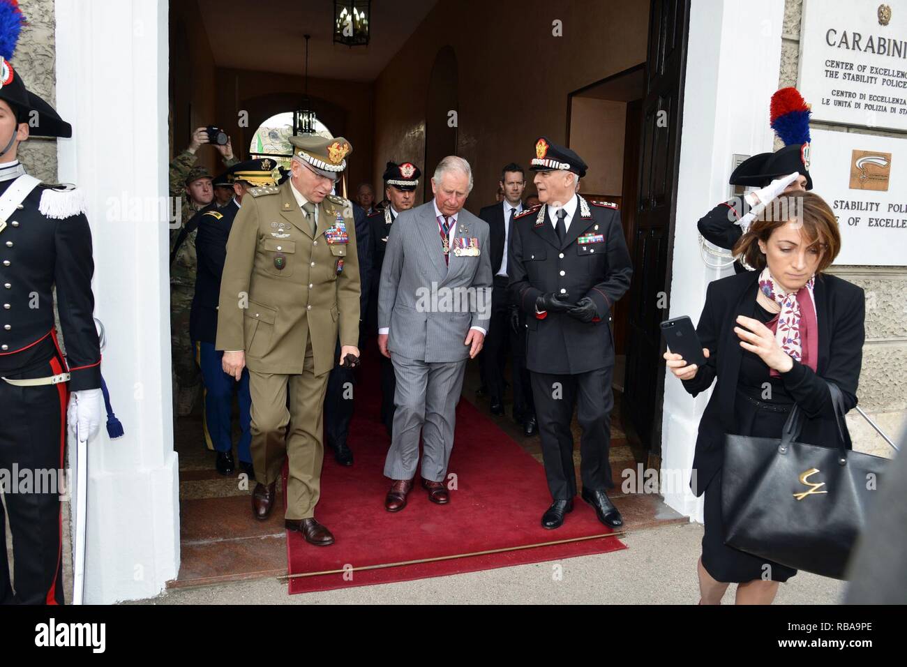 Son Altesse Royale, le Prince Charles, prince de Galles (centre), le général Claudio Graziano, chef d'état-major de l'armée italienne (à gauche) et le Général Tullio Del Sette, Commandant général des carabiniers italiens (à droite), départ le Centre d'excellence pour les unités de police de stabilité (COESPU) Vicenza, Italie, le 1 avril 2017. Banque D'Images