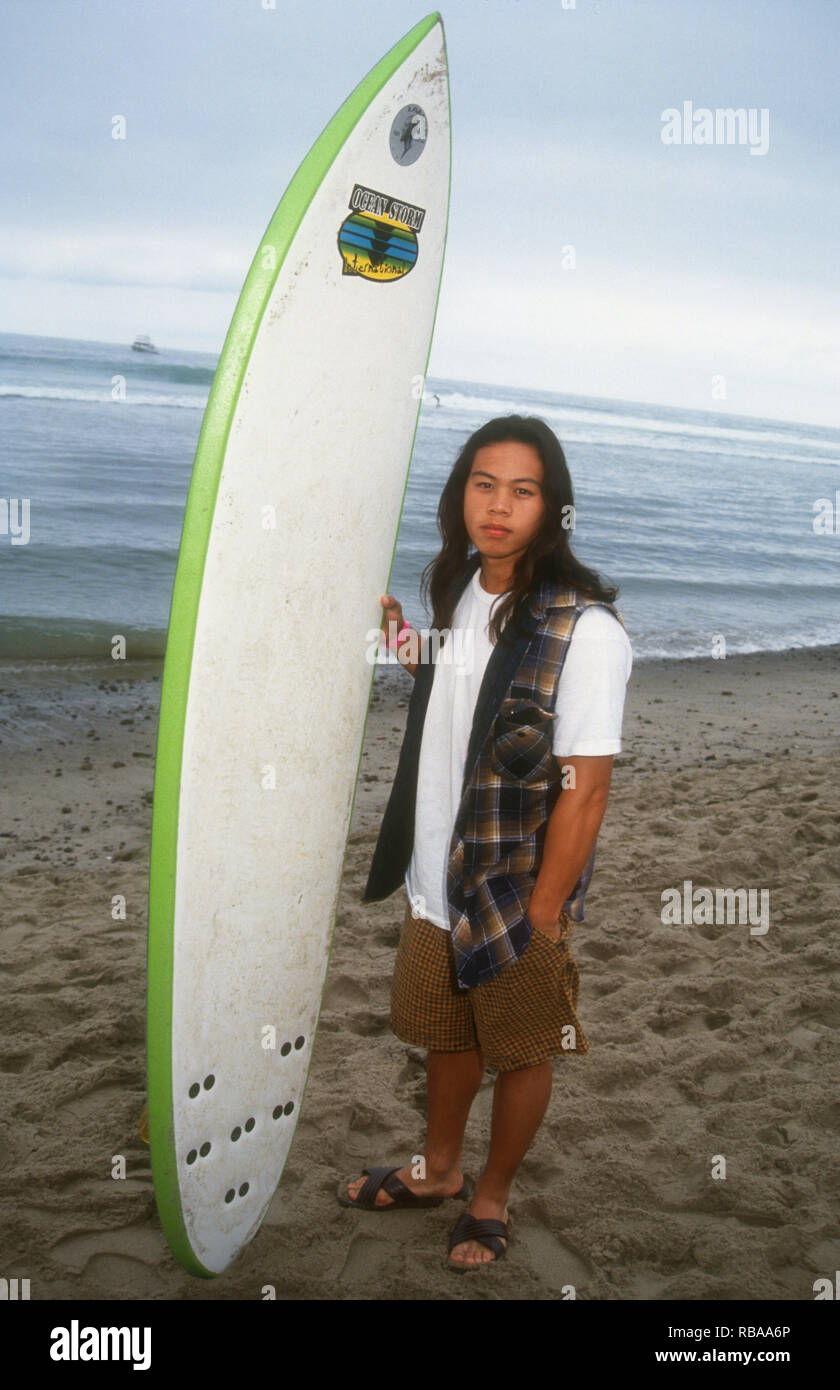 MALIBU, CA - 25 juillet : l'Acteur Ernie Reyes Jr. assiste à la 3e compétition de surf de célébrité le 25 juillet 1993 à Malibu Surfrider Beach à Malibu, en Californie. Photo de Barry King/Alamy Stock Photo Banque D'Images