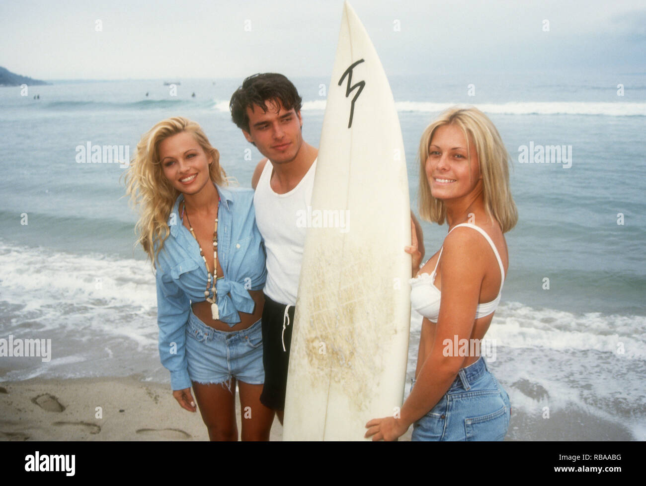 MALIBU, CA - 25 juillet : (L-R) Pam Anderson Actrice, acteur Antonio Sabato Jr. et actrice Nicole Eggert assister à des célébrités 3e compétition de surf le 25 juillet 1993 à Malibu Surfrider Beach à Malibu, en Californie. Photo de Barry King/Alamy Stock Photo Banque D'Images