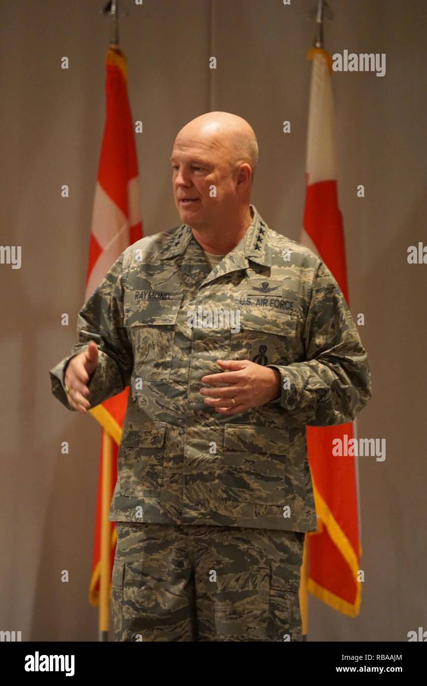 BASE AÉRIENNE DE Thulé, Groenland - Le Général Jay Raymond, Air Force Space Command Commander, procède à un appel à tous les Base aérienne de Thulé, Groenland, janv. 5, 2017. Raymond a discuté de l'importance de l'espace cyber et d'assurer la sécurité nationale. Banque D'Images