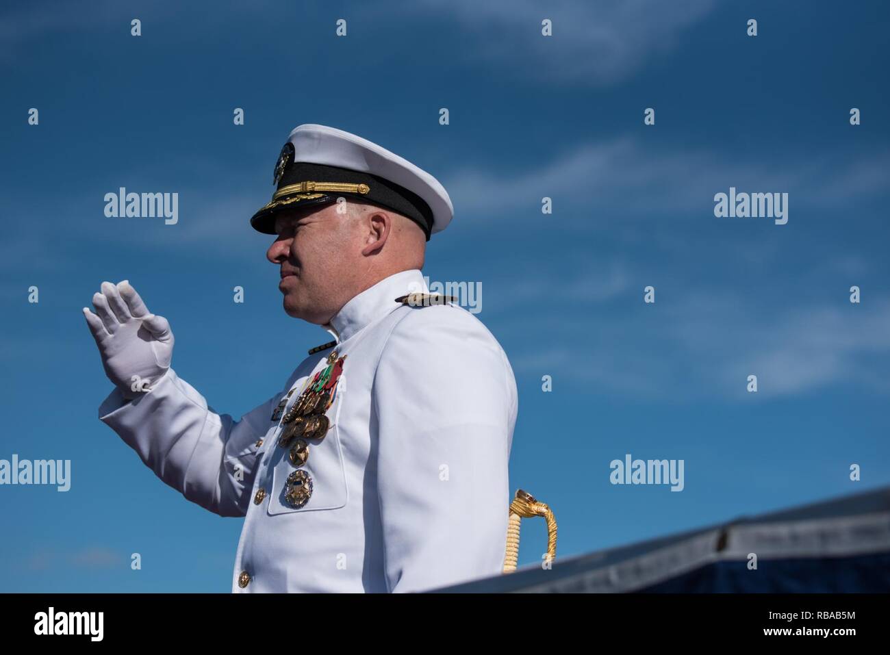 BASE COMMUNE de Pearl Harbor, Hawaï (HICKAM 6 Janvier 2017) Le capitaine Michael Martin, commandant de sous-marin de la marine du Pacifique, Centre de formation, rend honneur au cours d'une cérémonie de passation de commandement, le Joint Base Harbor-Hickam Pearl. Le capitaine Andrew Hertel soulagé Martin en tant que commandant de sous-marin de la marine du Pacifique, du centre de formation. Banque D'Images