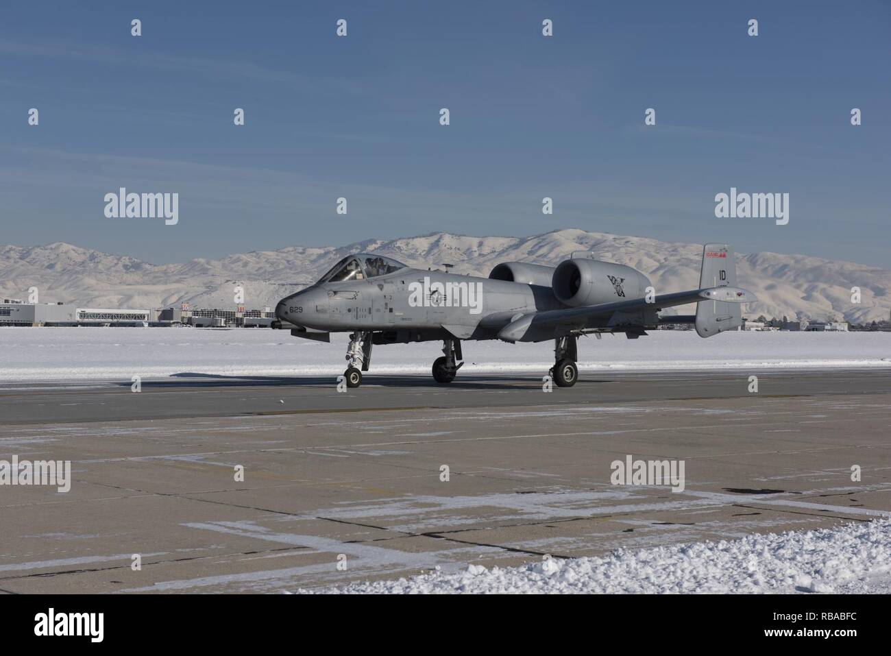 Un A-10C du 190th Fighter Squadron décollent pour une mission de formation peu après une tempête de neige, le 06 janvier 2017 à Gowen Field, Boise, Idaho. Banque D'Images