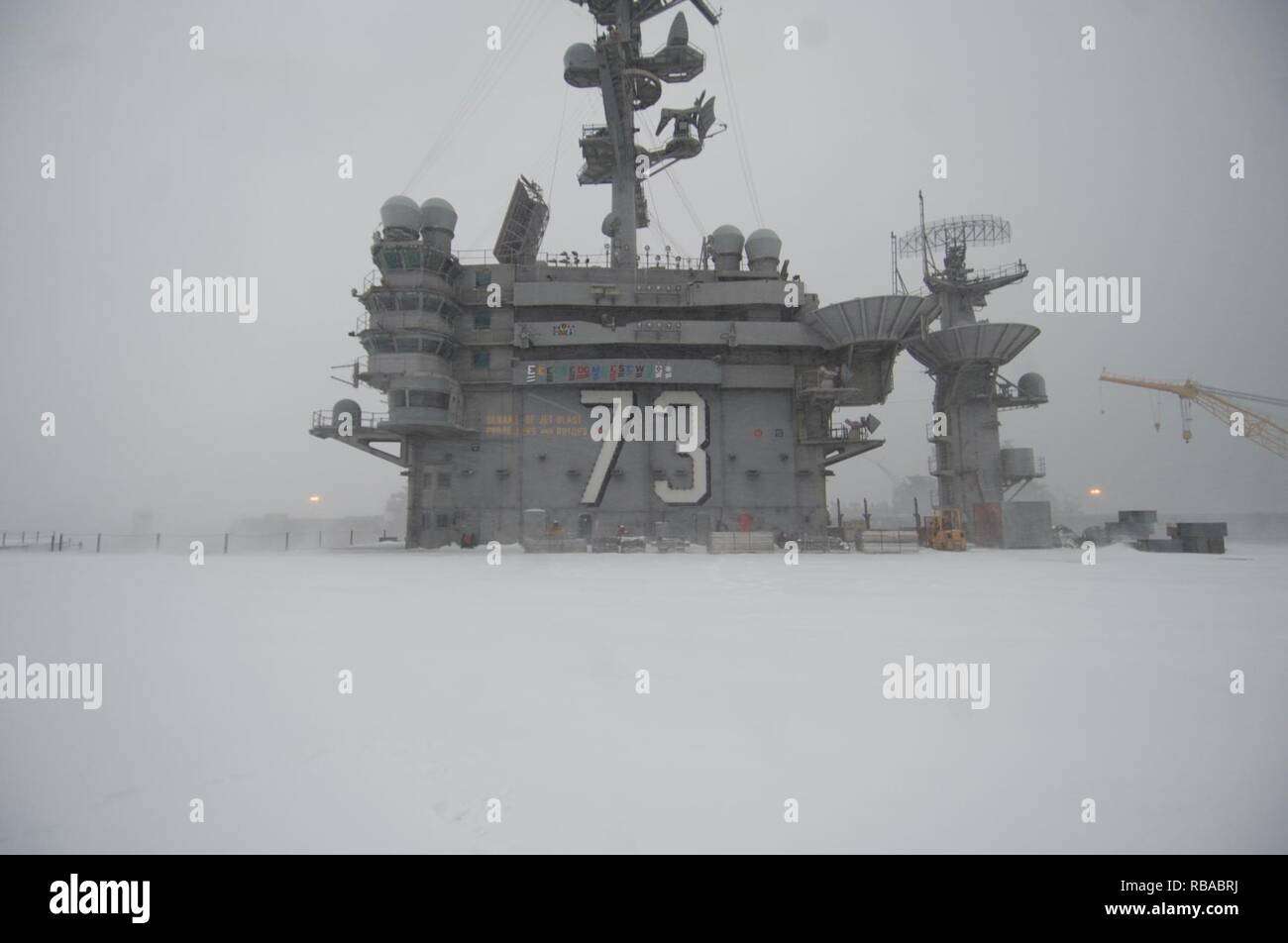 La neige de tempête Helena couvre le pont d'envol du porte-avions USS George Washington (CVN 73). Le navire est homeported à Norfolk se préparent à partir à Newport News, Virginie pour le ravitaillement du navire, complexe de révision (RCOH) maintenance. Banque D'Images