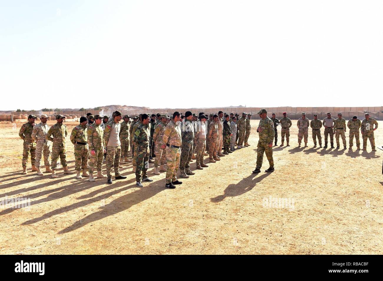 Le Colonel Mohammad Hamit Moussa, un Irakien commandant tribal, inspecte la première promotion d'une société multi-tribu, unique force iraquien, l'A'ali Al Furat Brigade, à un milieu de formation dans l'ouest de l'Irak, le 7 janvier 2017. L'A'ali Al Furat Brigade, qui compte près de 200 pompiers de plus de 20 tribus - la première tribu multi-unité formée en Iraq, est la première unité tribale à recevoir le droit des conflits armés et les règles d'engagement la formation spécifiquement d'un juge-avocat général de l'armée américaine par le biais d'une coordination avec les partenaires de la Coalition. Les GFIM-OIR est la Coalition mondiale pour vaincre ISIS en Iraq un Banque D'Images