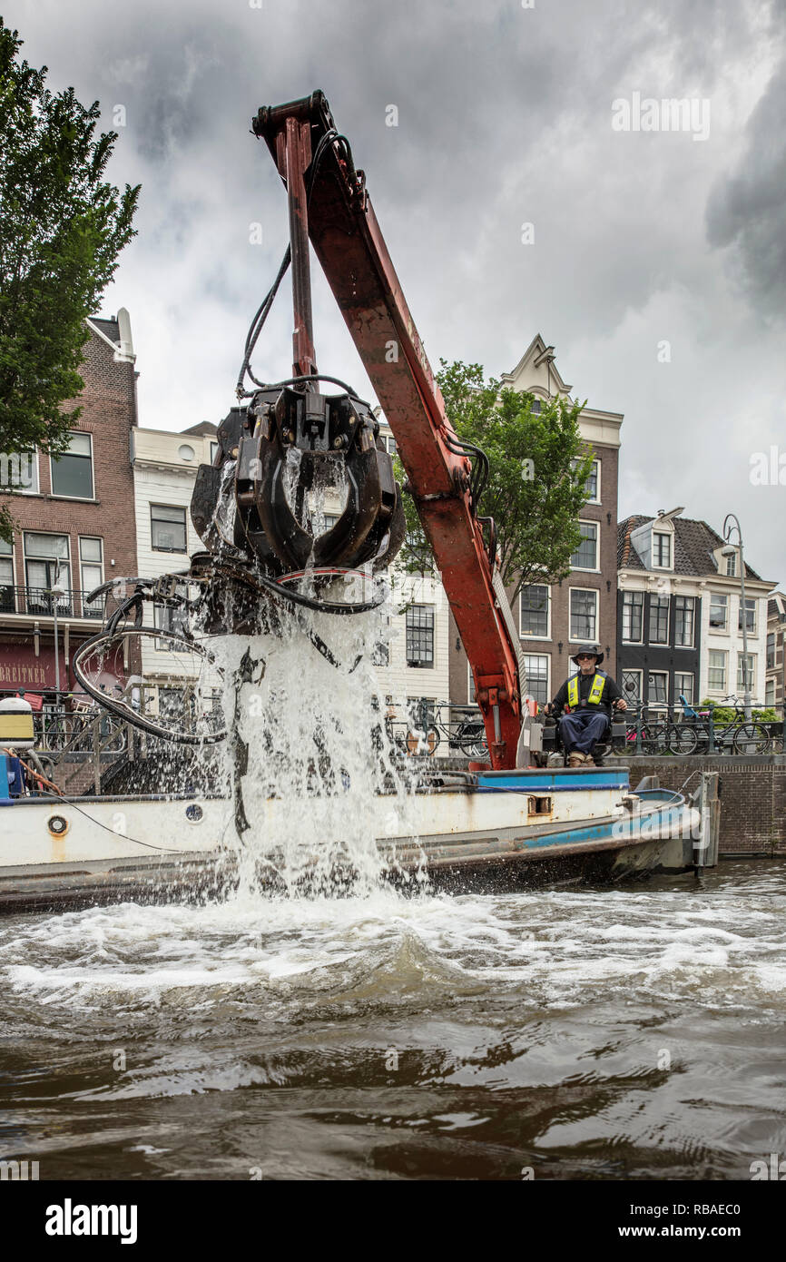 Les Pays-Bas, Amsterdam, de vieux vélos abandonnés dans la rivière Amstel. Banque D'Images