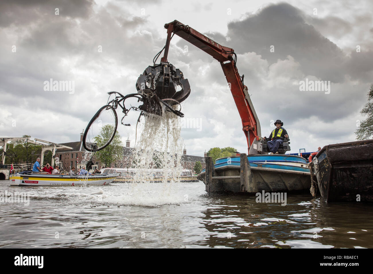 Les Pays-Bas, Amsterdam, de vieux vélos abandonnés dans la rivière Amstel. Banque D'Images
