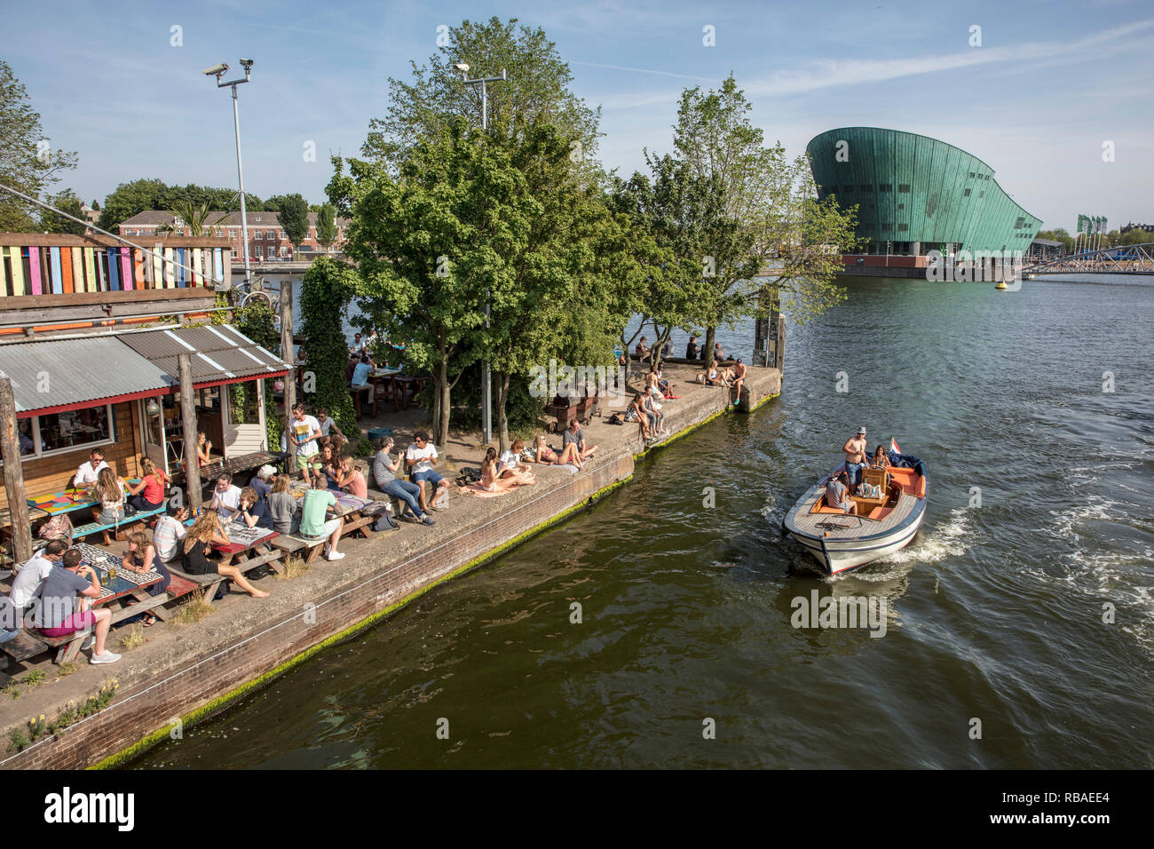Les Pays-Bas, Amsterdam, Oosterdok. Restaurant en plein air et NEMO Museum Banque D'Images