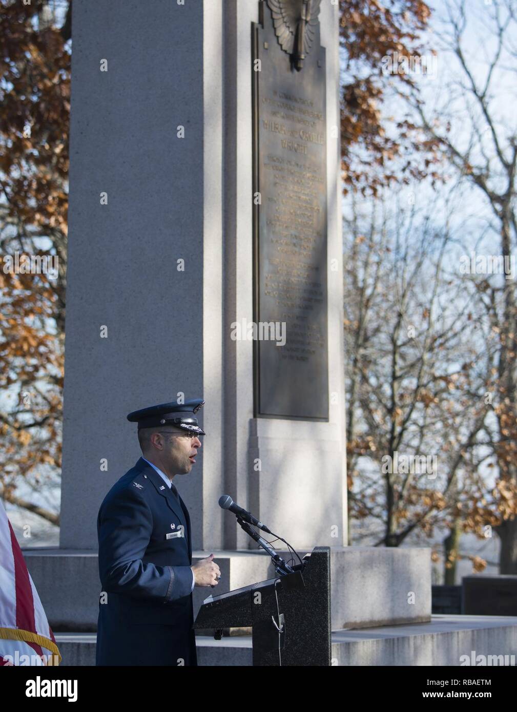 Le colonel Thomas P. Sherman, 88e Escadre de la base aérienne et commandant de l'installation, parle à des frères Wright sur Memorial Wright-Patterson Air Force Base, Ohio, le 17 décembre 2018, au cours de la célébration marquant l'anniversaire de l'Wright' ennuie premier vol propulsé. Des intervenants de la zone du patrimoine national de l'aviation et le Service des parcs nationaux se sont joints à l'événement avant d'une gerbe par base responsables et membres de la famille Wright. Banque D'Images