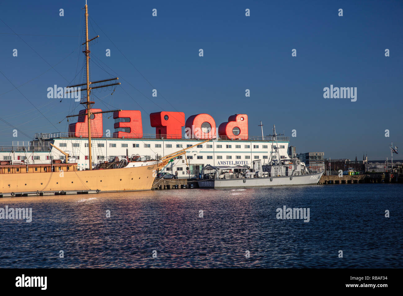 Les Pays-Bas, Amsterdam, rivière IJ, BOTEL voile et Pollux bateau restaurant. Banque D'Images