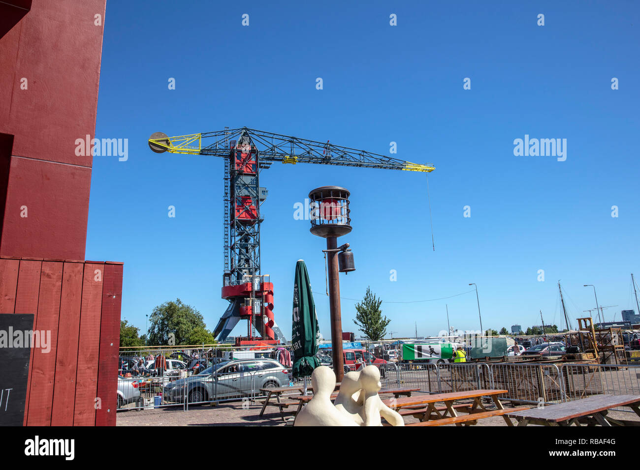 Les Pays-Bas, Amsterdam, NDSM trimestre. Grue Faralda hôtel avec 3 chambres et un studio de télévision. Plage de la ville de la rivière IJ. Banque D'Images
