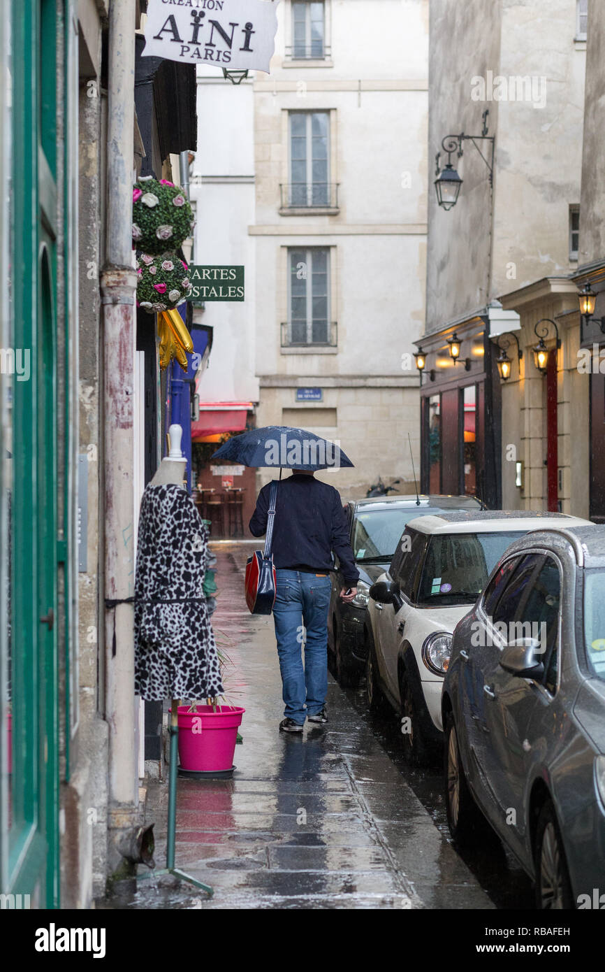 Jour de pluie dans les rues Paris Banque D'Images
