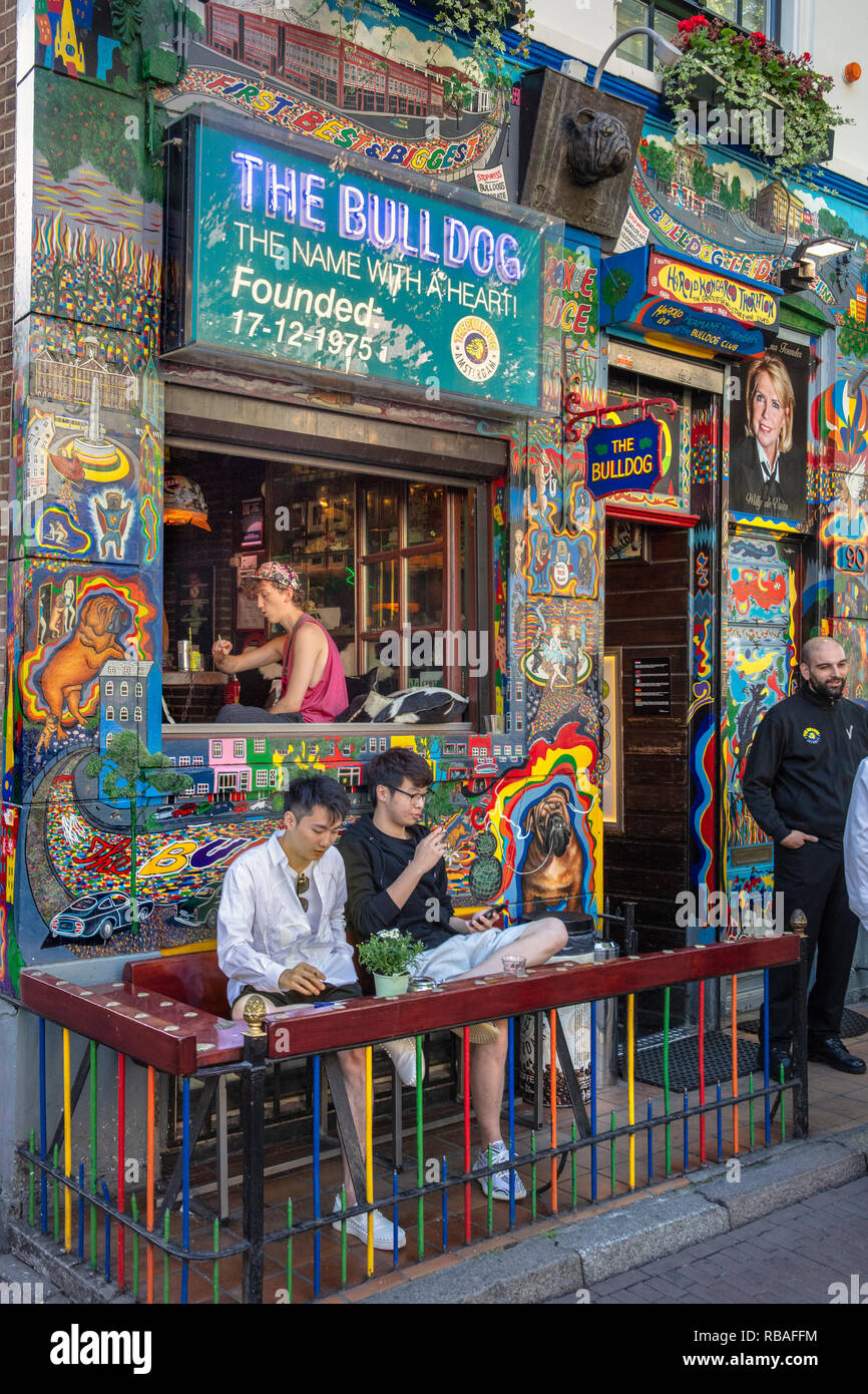 Les Pays-Bas, Amsterdam. Red Light District. Coffee shop cannabis Le Bulldog. Façade peinte par l'artiste australien Harold Thornton (1915-2004). Banque D'Images