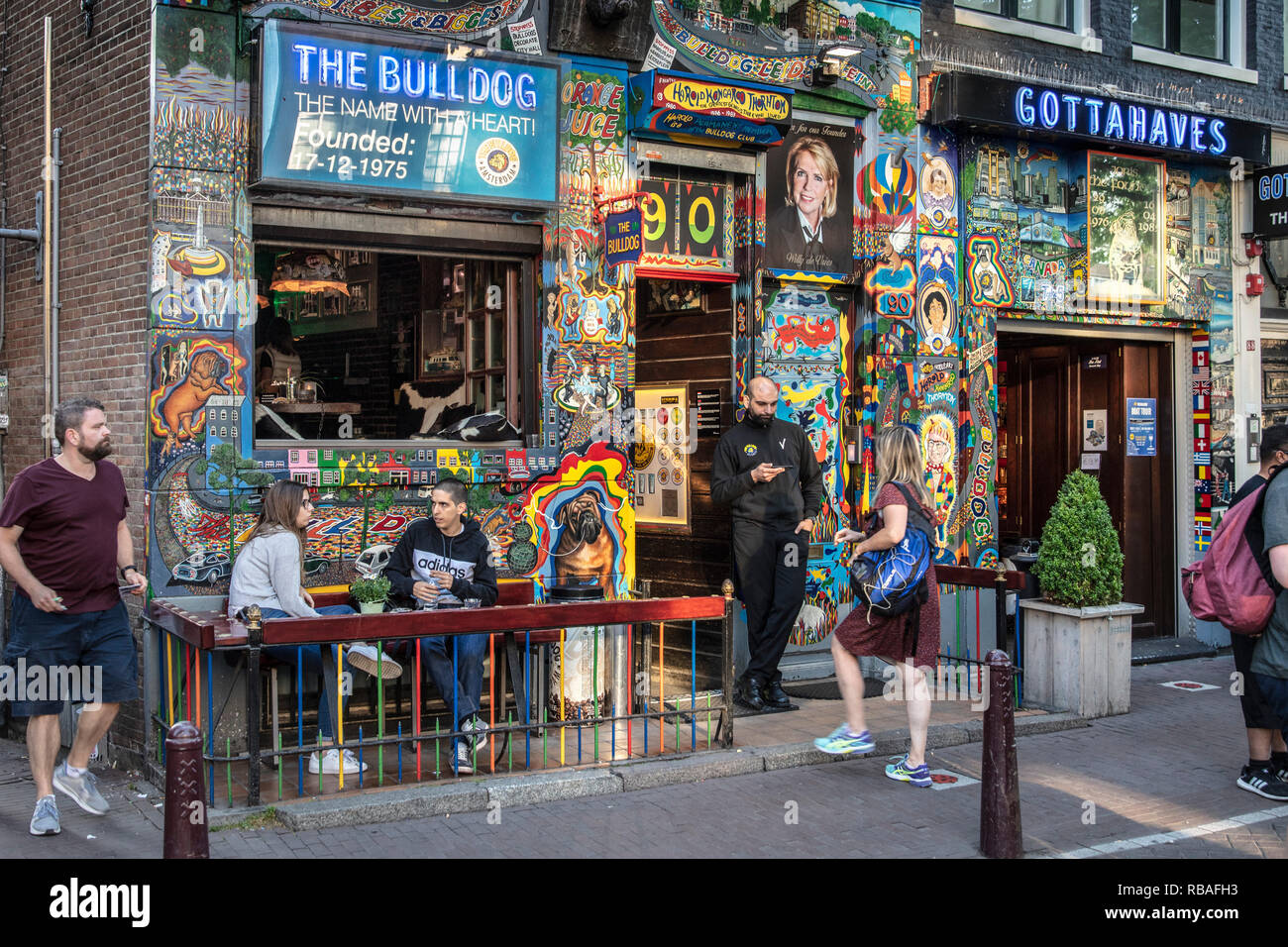 Les Pays-Bas, Amsterdam. Red Light District. Coffee shop cannabis Le Bulldog. Façade peinte par l'artiste australien Harold Thornton (1915-2004). Banque D'Images
