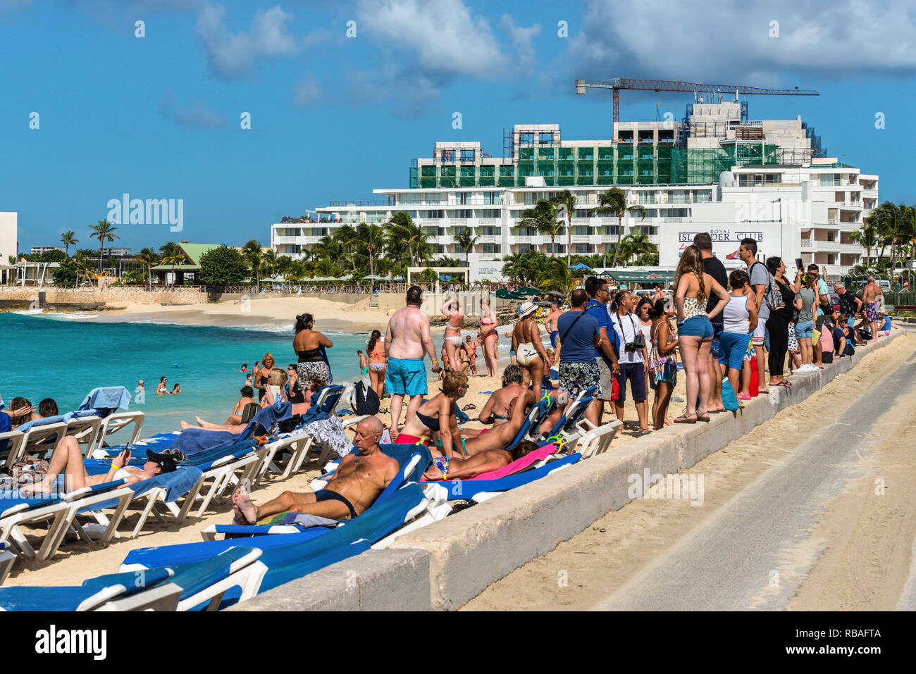 Saint-Martin, Pays-Bas - le 17 décembre 2018 : les gens sur Maho Beach vous attendent pour les avions d'atterrir à l'Aéroport Princess Juliana à Sint Maarten Banque D'Images