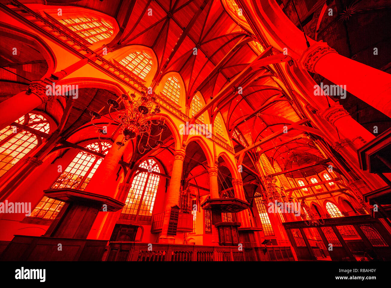 Les Pays-Bas, Amsterdam, l'ancienne église. L'intérieur. Oeuvre d'artiste Giorgio Andreotta Calo. Wallen ou Red Light District. Banque D'Images