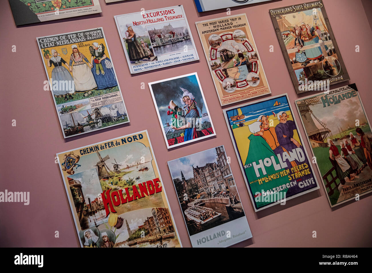 Les Pays-Bas, Amsterdam, Amsterdam Museum. Des affiches promotionnelles historique pour l'industrie touristique. Banque D'Images
