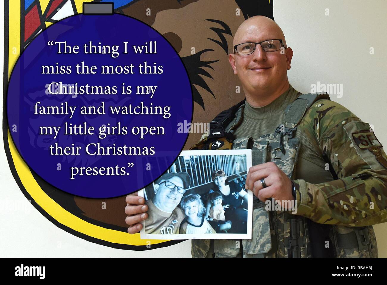 Le sergent-chef de l'US Air Force. Dennis Christopher, 39e Escadron des Forces de sécurité de vol Alpha chef, est titulaire d'une photo de sa femme et de ses deux filles de Incirlik Air Base, la Turquie, le 19 décembre 2018. La famille Dennis commence leurs vacances en ouvrant l'un présente la nuit de la veille de Noël, puis ouvre le reste de la présente le matin de Noël, suivi d'un grand petit-déjeuner. Banque D'Images