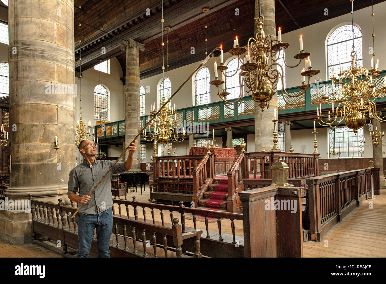 Les Pays-Bas, Amsterdam, à partir de la Synagogue Portugaise 1675. Le bâtiment principal n'a pas d'électricité. Pendant les vacances la synagogue est éclairé par des bougies 1000 Banque D'Images