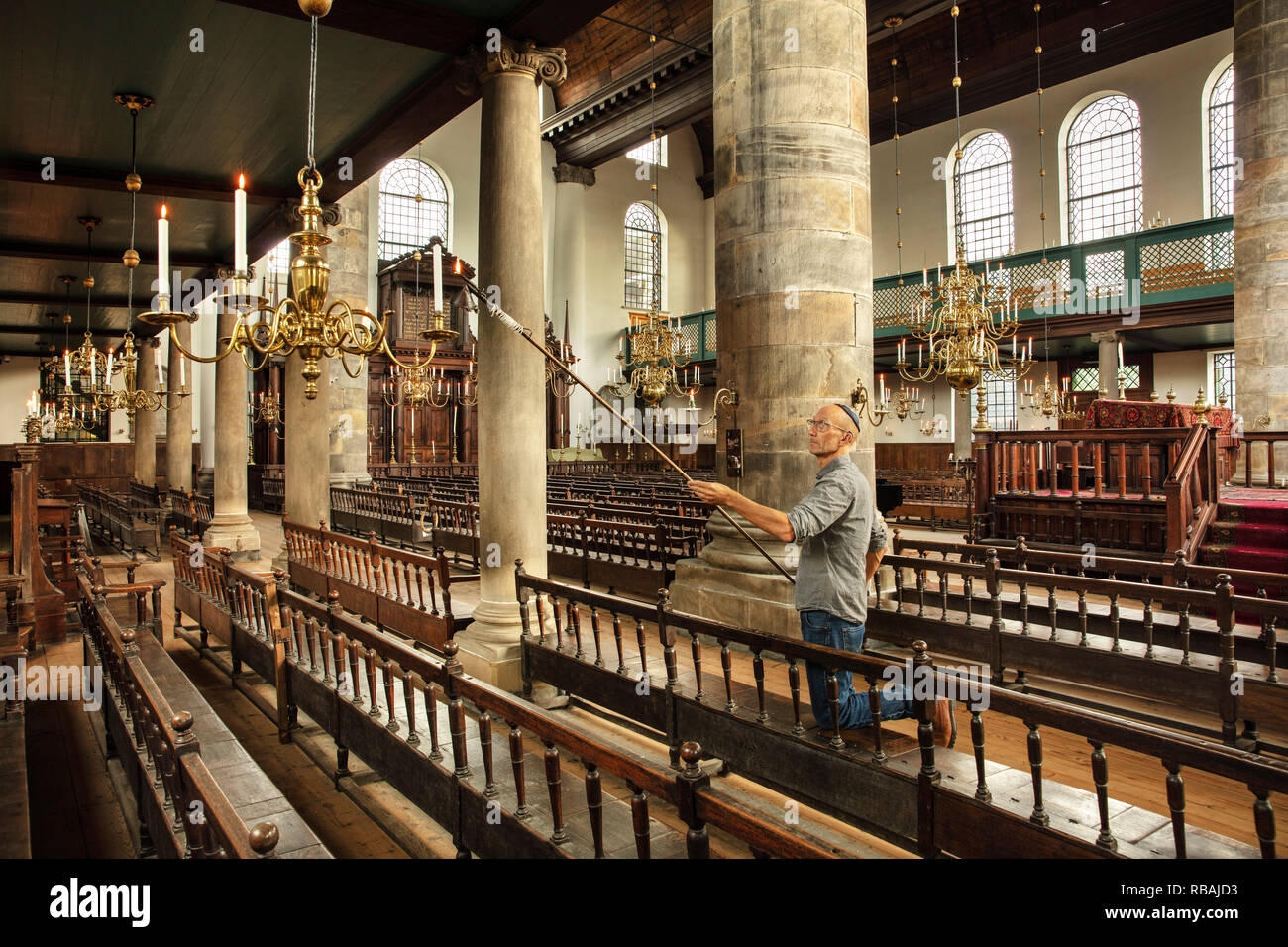 Les Pays-Bas, Amsterdam, à partir de la Synagogue Portugaise 1675. Le bâtiment principal n'a pas d'électricité. Pendant les vacances la synagogue est éclairé par des bougies 1000 Banque D'Images