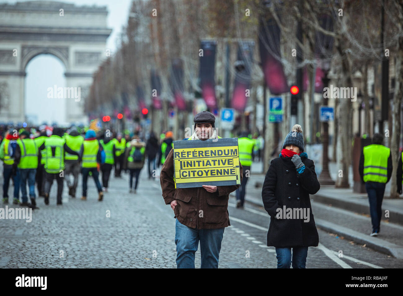 Jaune (gilets jaunes) Manifestations à Paris appelant à réduire les taxes  sur le carburant, la réintroduction de l'impôt de solidarité sur la  fortune, une augmentation du salaire minimum, et Emmanuel Macron de