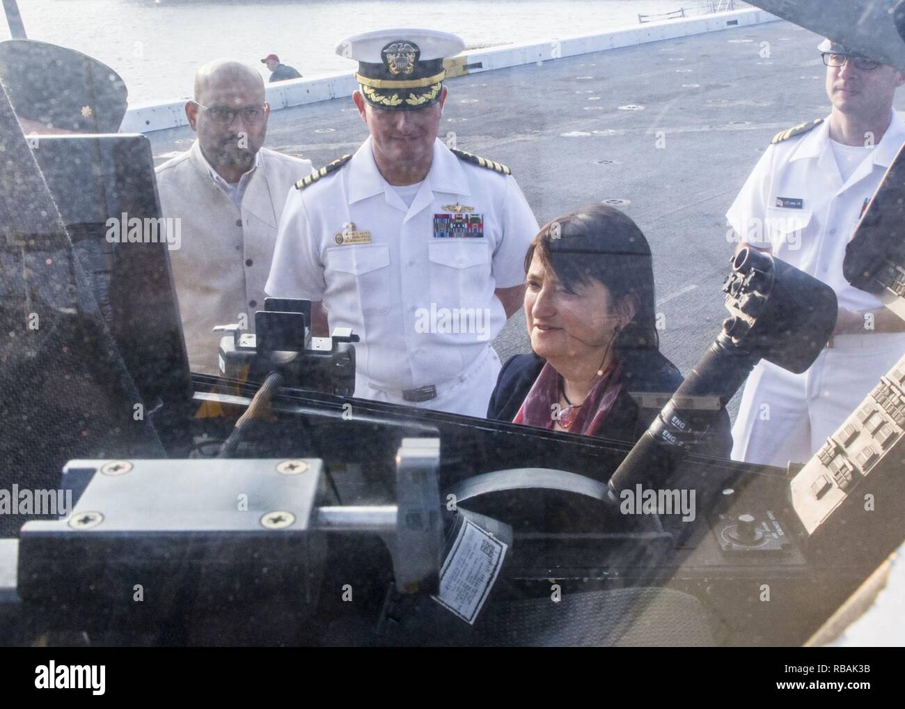 VISAKHAPATNAM, Inde (31 déc. 22, 2018) Le consul général à Hyderabad, Inde, Katherine Hadda, en bas à droite, regarde dans le cockpit d'un AH-1Z hélicoptère Viper lors d'une tournée avec le Capitaine Dennis Jacko, commandant de la San Antonio-classe de transport amphibie USS dock Anchorage (LPD 23), au cours d'une escale au port de Visakhapatnam, Inde, lors d'un déploiement de la Essex Groupe amphibie (ARG) et 13e MEU. L'Essex ARG/ 13e MEU est capable d'une mortelle et Navy-Marine Corps équipe déployée à la 7e flotte zone d'opérations pour soutenir la stabilité régionale, de rassurer les partenaires et alliés un Banque D'Images