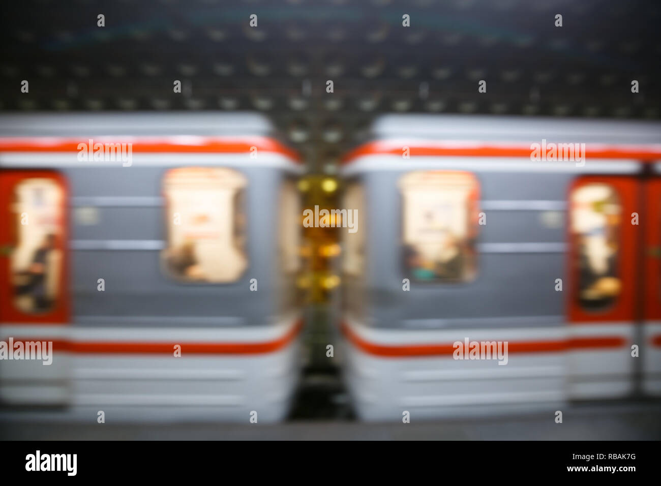 Subway train au départ, blurred motion. Transport, temps qui passe, vie urbaine moderne, concept futur. Banque D'Images
