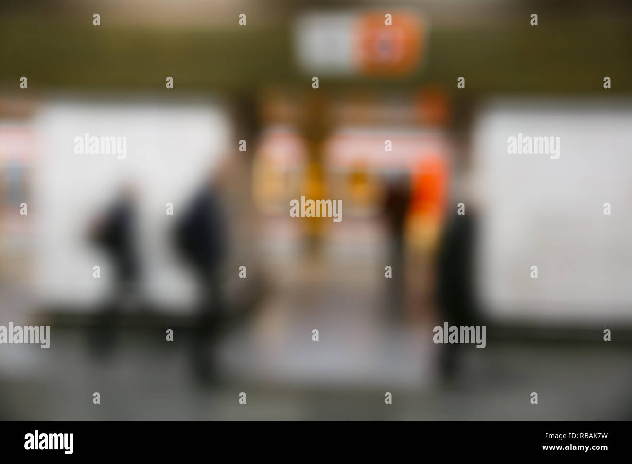 Personnes sur la station de métro, floue. Mode de vie urbain moderne, l'heure de pointe, la vie stressante, de transition et de passage et le concept abstrait. Banque D'Images