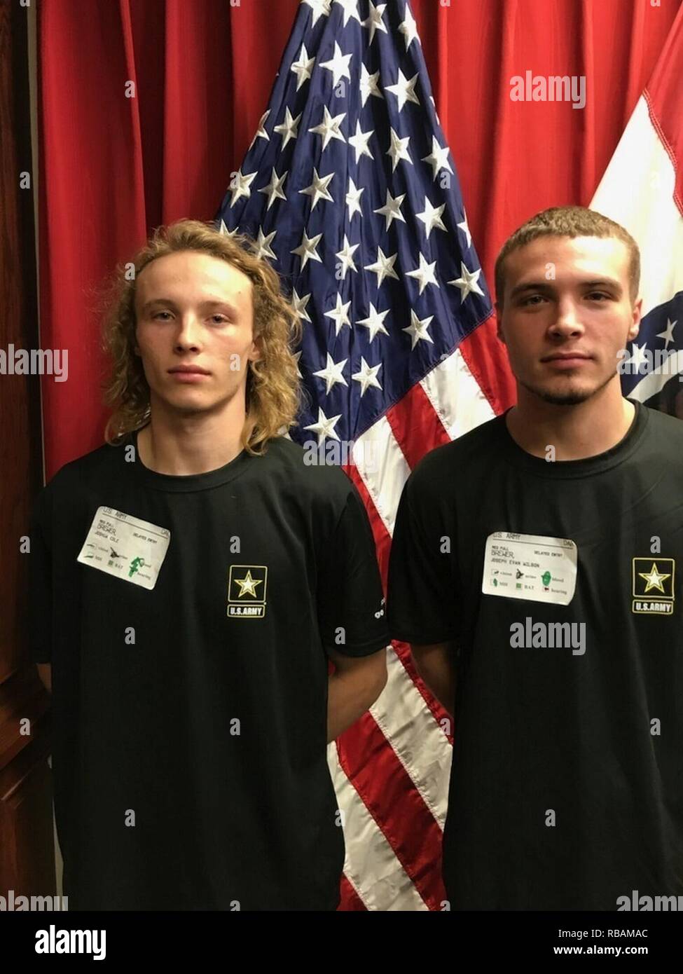 Joshua Cole et Joseph Brasseur II posent avec leur père, le Sgt. 1re classe Joseph brasseur à la 11e Bataillon Kansas City, Missouri entrée Militaire La transformation (MEPS) Commande. Joshua et Joseph a grandi dans la région de Lawton, Oklahoma et a obtenu son diplôme d'Eisenhower l'école secondaire. Ils résident actuellement dans la région de Harrison, Arkansas où leur père est en poste en tant que recruteur. Joshua et Joseph va bientôt partir pour l'entraînement de base et d'autres à Fort Benning, en Géorgie. HARRISON, Ark. - Sgt. 1re classe Joseph G. Brewer, recruteur pour le bataillon d'Oklahoma City, Arkansas, Harrison est un fier Station Banque D'Images