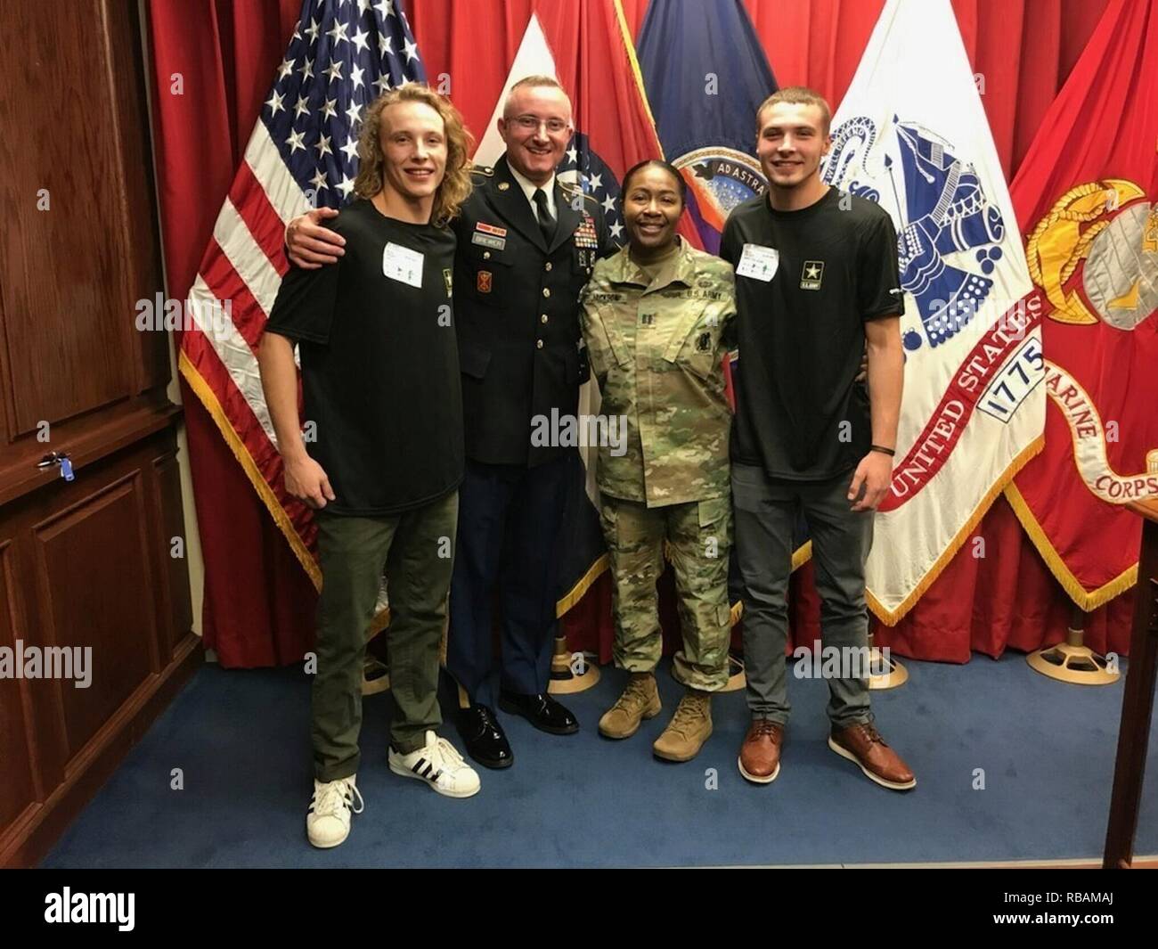 Joshua Cole et Joseph Brasseur II posent avec leur père, le Sgt. 1re classe Joseph brasseur à la 11e Bataillon Kansas City, Missouri entrée Militaire La transformation (MEPS) Commande. Joshua et Joseph a grandi dans la région de Lawton, Oklahoma et a obtenu son diplôme d'Eisenhower l'école secondaire. Ils résident actuellement dans la région de Harrison, Arkansas où leur père est en poste en tant que recruteur. Joshua et Joseph va bientôt partir pour l'entraînement de base et d'autres à Fort Benning, en Géorgie. HARRISON, Ark. - Sgt. 1re classe Joseph G. Brewer, recruteur pour le bataillon d'Oklahoma City, Arkansas, Harrison est un fier Station Banque D'Images